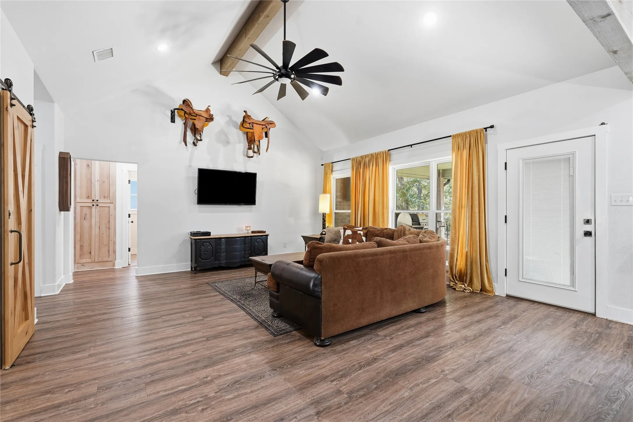 Single Family Residence For Sale in Wise County , 230 Silver Lakes Drive, Sunset, Texas 76270, 3 Bedroom, 2 Bathroom, 2 Garage spaces, 1,910 Sqft, built in 2022, mls#21396040, Real Estate Agent in Sunset, Homes For Sale in Wise county, Homes For Sale in Sunset, Realtor in Sunset Texas, Real Estate Brokerage Independent Realty Texas, Luminita Cordes Realtor