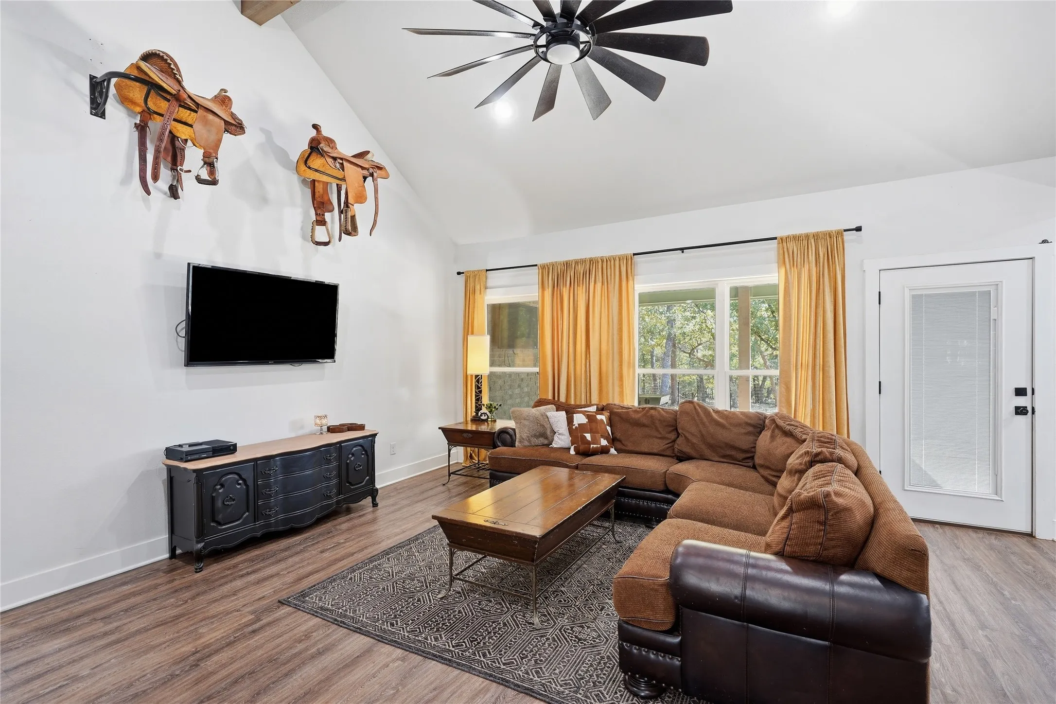 Single Family Residence For Sale in Wise County , 230 Silver Lakes Drive, Sunset, Texas 76270, 3 Bedroom, 2 Bathroom, 2 Garage spaces, 1,910 Sqft, built in 2022, mls#21396040, Real Estate Agent in Sunset, Homes For Sale in Wise county, Homes For Sale in Sunset, Realtor in Sunset Texas, Real Estate Brokerage Independent Realty Texas, Luminita Cordes Realtor