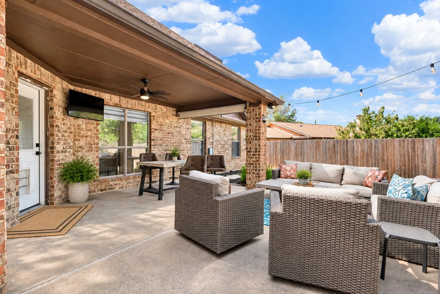 Single Family Residence For Rent in Rockwall County , 116 Linda Lane, Heath, Texas 75032, 4 Bedroom, 2 Bathroom, 2 Garage spaces, 2,219 Sqft, built in 2005, mls#21396018, Real Estate Agent in Heath, Homes For Rent in Rockwall county, Homes For Rent in Heath, Realtor in Heath Texas, Real Estate Brokerage Independent Realty Texas, Luminita Cordes Realtor
