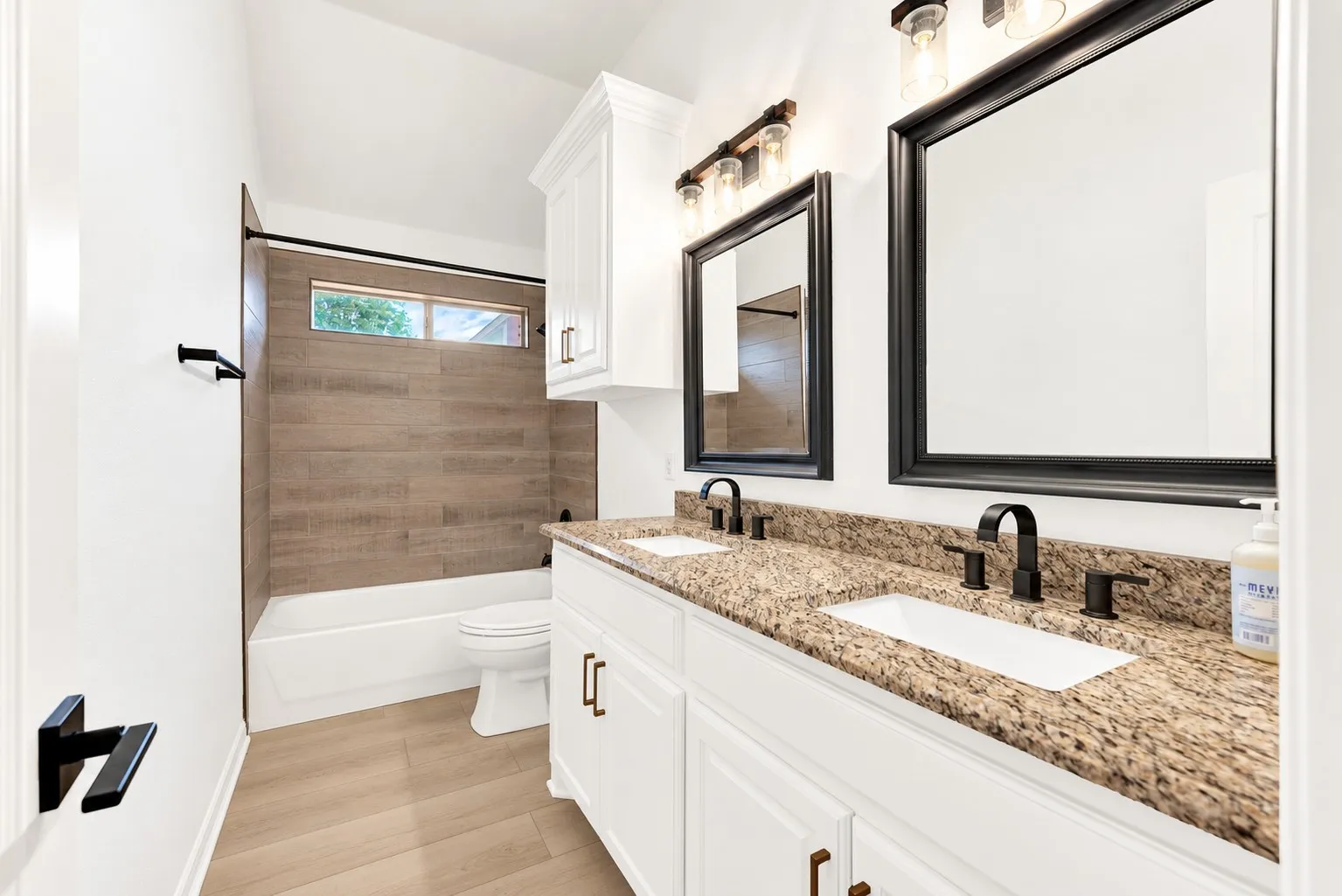 Single Family Residence For Rent in Rockwall County , 116 Linda Lane, Heath, Texas 75032, 4 Bedroom, 2 Bathroom, 2 Garage spaces, 2,219 Sqft, built in 2005, mls#21396018, Real Estate Agent in Heath, Homes For Rent in Rockwall county, Homes For Rent in Heath, Realtor in Heath Texas, Real Estate Brokerage Independent Realty Texas, Luminita Cordes Realtor