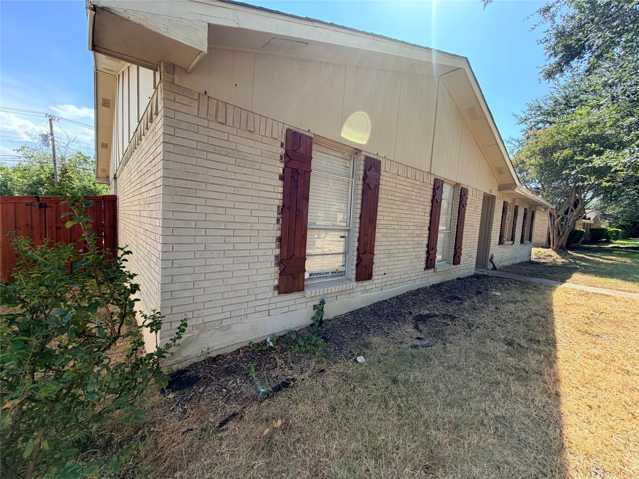 Single Family Residence For Sale in Dallas County , 7116 Chinaberry Road, Dallas, Texas 75249, 4 Bedroom, 2 Bathroom, 2 Garage spaces, 1,796 Sqft, built in 1975, mls#21394538, Real Estate Agent in Dallas, Homes For Sale in Dallas county, Homes For Sale in Dallas, Realtor in Dallas Texas, Real Estate Brokerage Independent Realty Texas, Luminita Cordes Realtor
