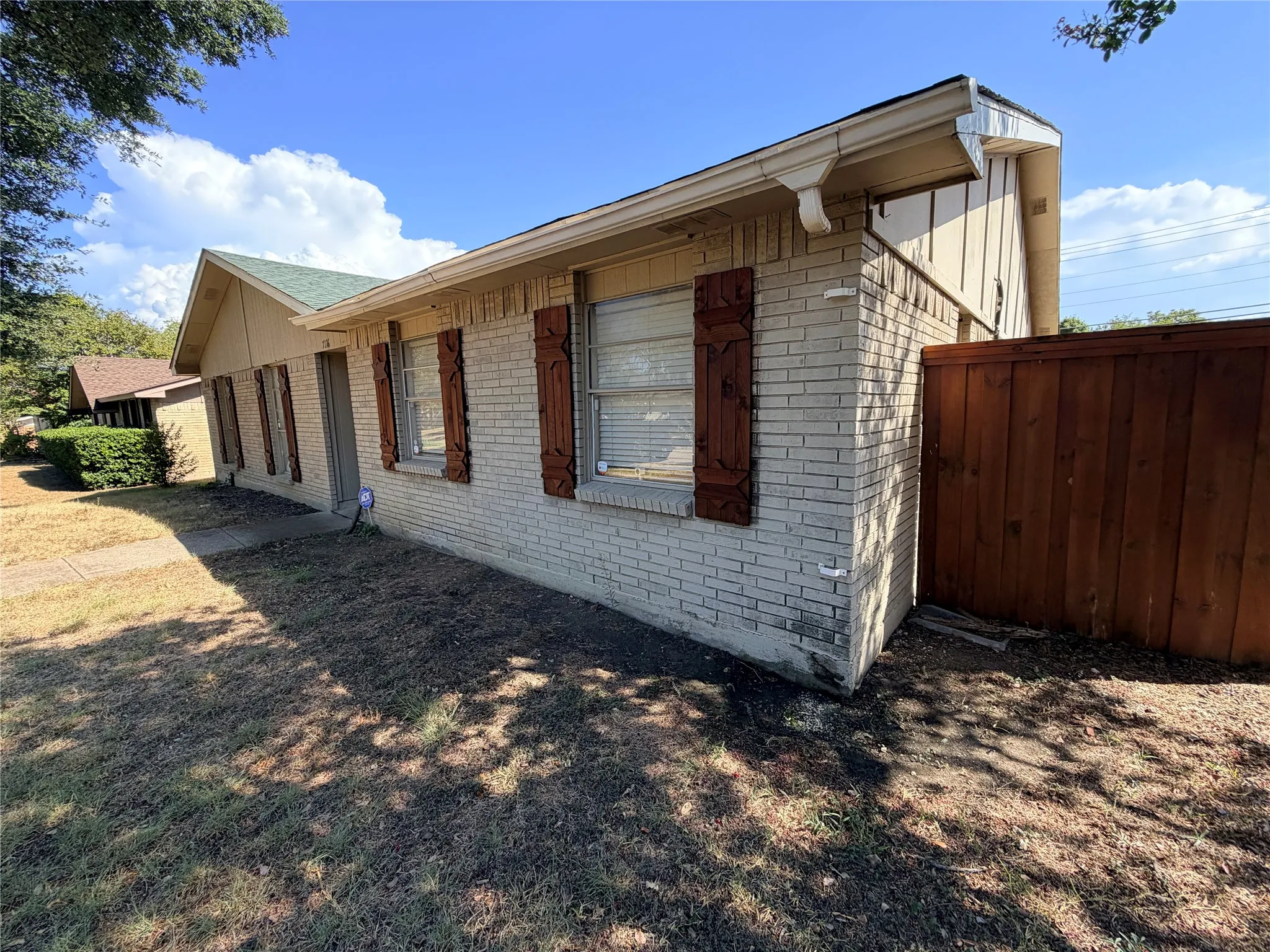 Single Family Residence For Sale in Dallas County , 7116 Chinaberry Road, Dallas, Texas 75249, 4 Bedroom, 2 Bathroom, 2 Garage spaces, 1,796 Sqft, built in 1975, mls#21394538, Real Estate Agent in Dallas, Homes For Sale in Dallas county, Homes For Sale in Dallas, Realtor in Dallas Texas, Real Estate Brokerage Independent Realty Texas, Luminita Cordes Realtor