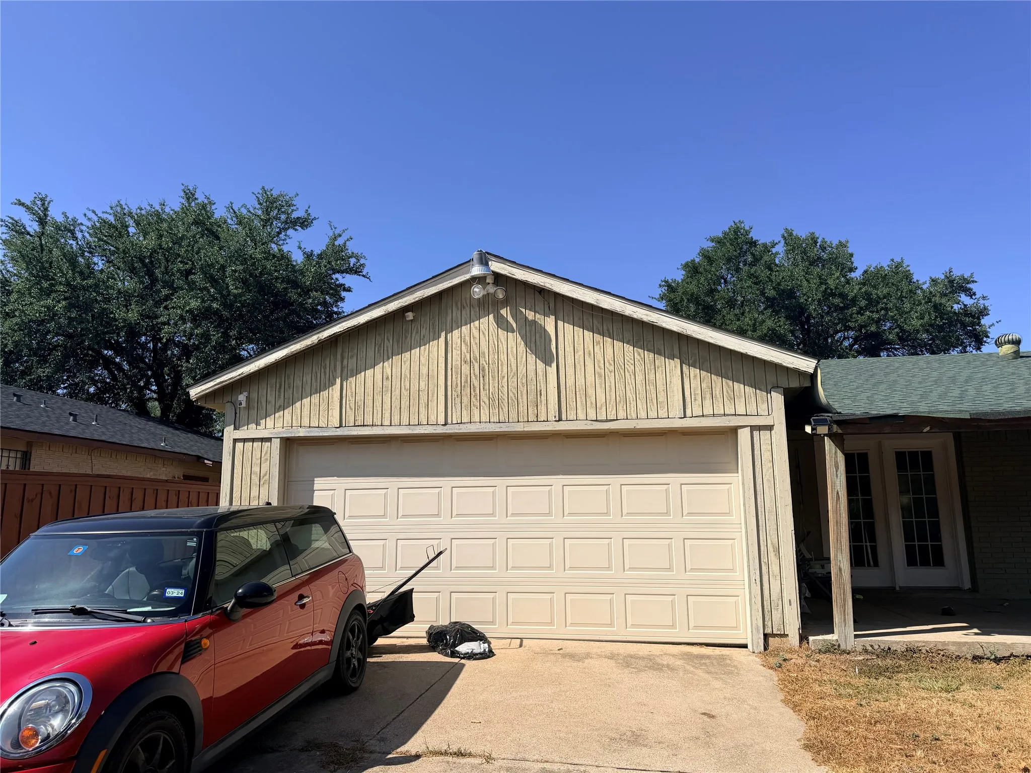 Single Family Residence For Sale in Dallas County , 7116 Chinaberry Road, Dallas, Texas 75249, 4 Bedroom, 2 Bathroom, 2 Garage spaces, 1,796 Sqft, built in 1975, mls#21394538, Real Estate Agent in Dallas, Homes For Sale in Dallas county, Homes For Sale in Dallas, Realtor in Dallas Texas, Real Estate Brokerage Independent Realty Texas, Luminita Cordes Realtor