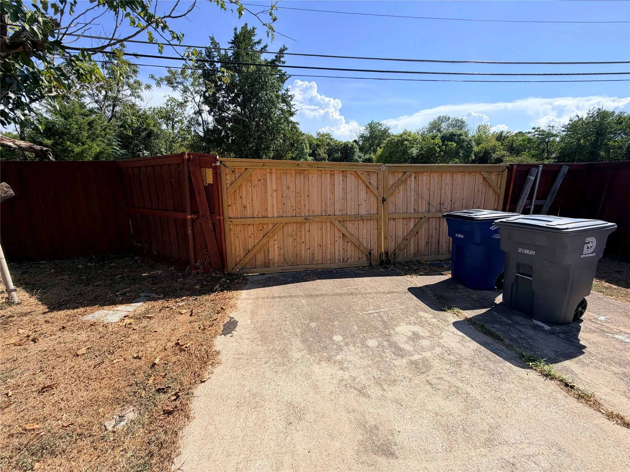 Single Family Residence For Sale in Dallas County , 7116 Chinaberry Road, Dallas, Texas 75249, 4 Bedroom, 2 Bathroom, 2 Garage spaces, 1,796 Sqft, built in 1975, mls#21394538, Real Estate Agent in Dallas, Homes For Sale in Dallas county, Homes For Sale in Dallas, Realtor in Dallas Texas, Real Estate Brokerage Independent Realty Texas, Luminita Cordes Realtor