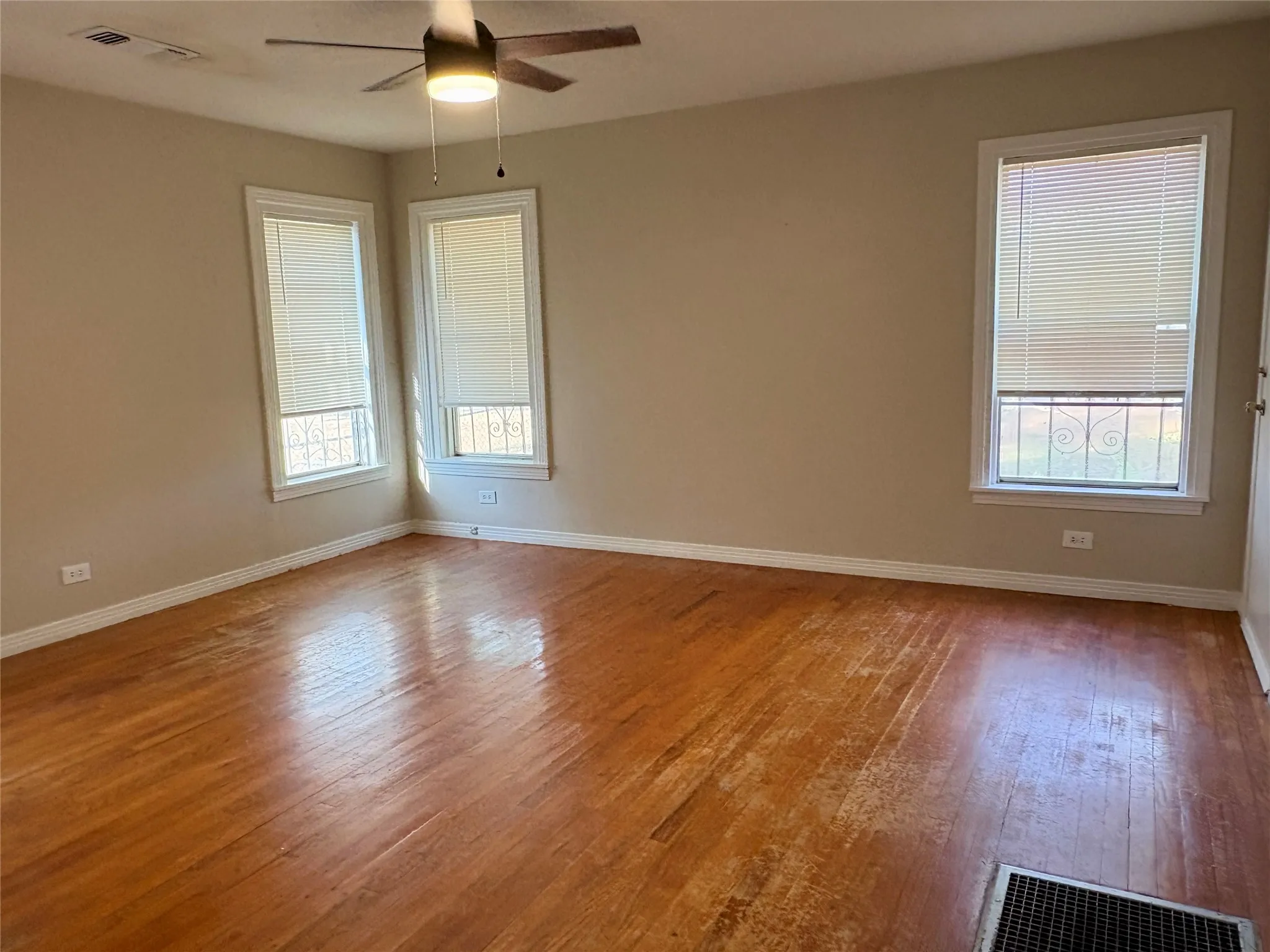 Single Family Residence For Sale in Grayson County , 705 N Derby Street, Denison, Texas 75020, 2 Bedroom, 1 Bathroom, 1 Garage spaces, 1,003 Sqft, built in 1950, mls#21396008, Real Estate Agent in Denison, Homes For Sale in Grayson county, Homes For Sale in Denison, Realtor in Denison Texas, Real Estate Brokerage Independent Realty Texas, Luminita Cordes Realtor