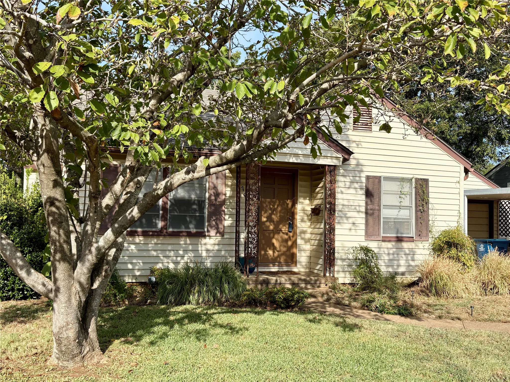 Single Family Residence For Sale in Grayson County , 705 N Derby Street, Denison, Texas 75020, 2 Bedroom, 1 Bathroom, 1 Garage spaces, 1,003 Sqft, built in 1950, mls#21396008, Real Estate Agent in Denison, Homes For Sale in Grayson county, Homes For Sale in Denison, Realtor in Denison Texas, Real Estate Brokerage Independent Realty Texas, Luminita Cordes Realtor