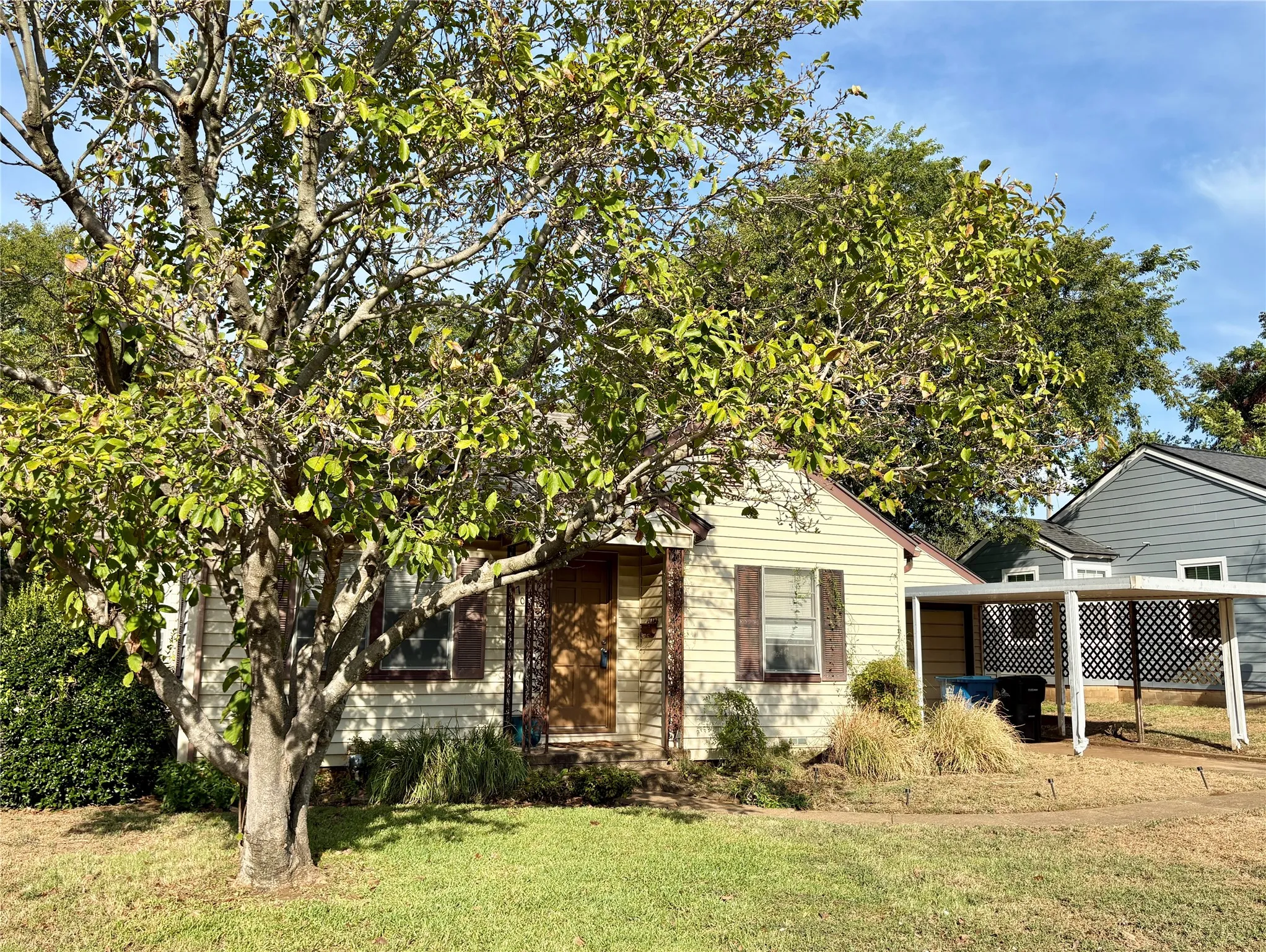 Single Family Residence For Sale in Grayson County , 705 N Derby Street, Denison, Texas 75020, 2 Bedroom, 1 Bathroom, 1 Garage spaces, 1,003 Sqft, built in 1950, mls#21396008, Real Estate Agent in Denison, Homes For Sale in Grayson county, Homes For Sale in Denison, Realtor in Denison Texas, Real Estate Brokerage Independent Realty Texas, Luminita Cordes Realtor