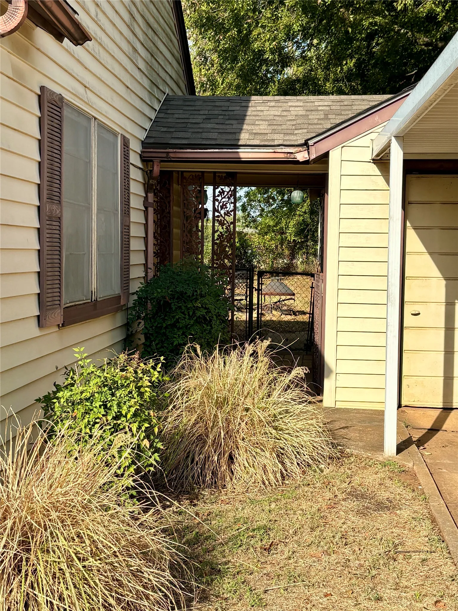Single Family Residence For Sale in Grayson County , 705 N Derby Street, Denison, Texas 75020, 2 Bedroom, 1 Bathroom, 1 Garage spaces, 1,003 Sqft, built in 1950, mls#21396008, Real Estate Agent in Denison, Homes For Sale in Grayson county, Homes For Sale in Denison, Realtor in Denison Texas, Real Estate Brokerage Independent Realty Texas, Luminita Cordes Realtor