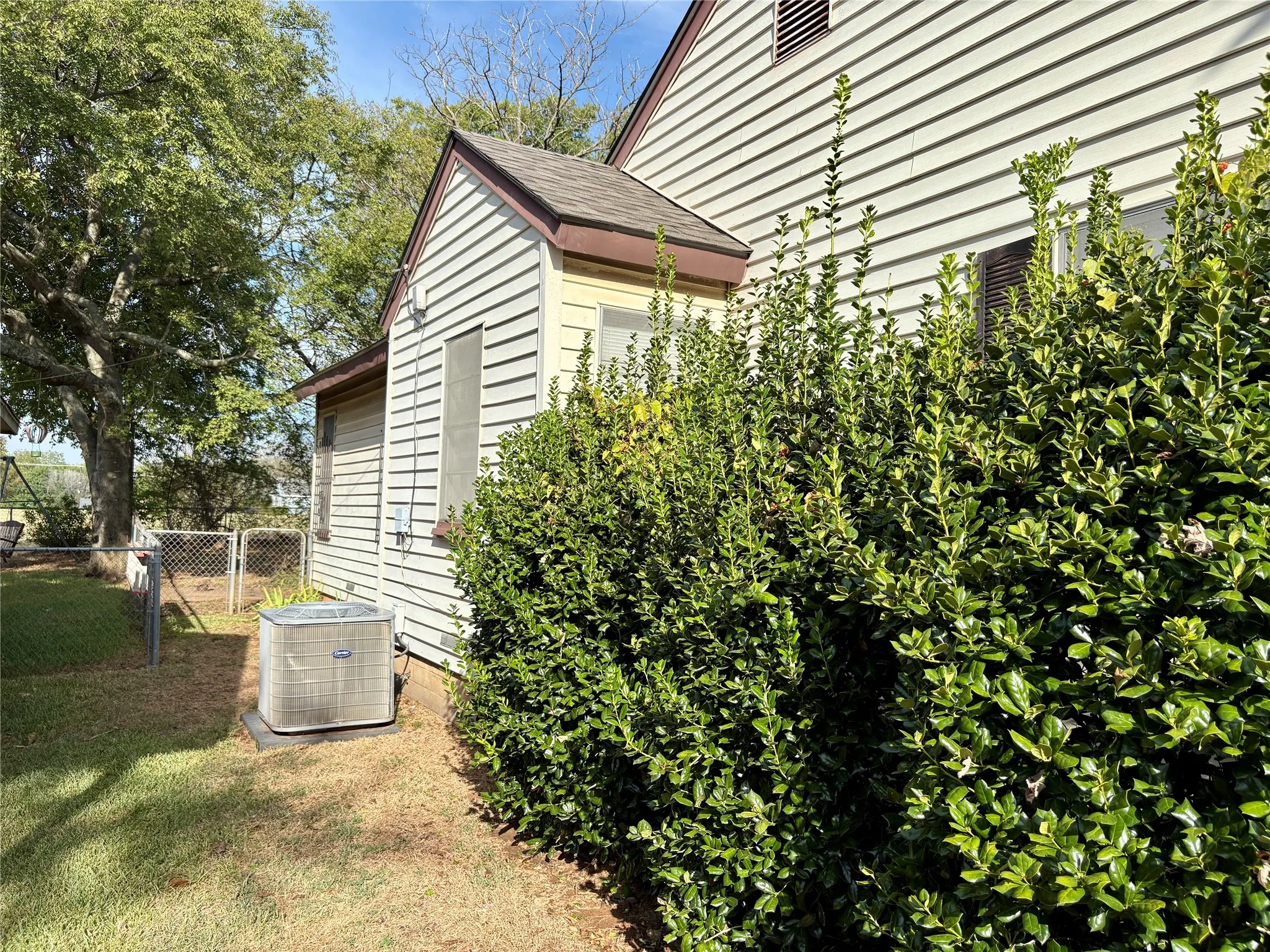 Single Family Residence For Sale in Grayson County , 705 N Derby Street, Denison, Texas 75020, 2 Bedroom, 1 Bathroom, 1 Garage spaces, 1,003 Sqft, built in 1950, mls#21396008, Real Estate Agent in Denison, Homes For Sale in Grayson county, Homes For Sale in Denison, Realtor in Denison Texas, Real Estate Brokerage Independent Realty Texas, Luminita Cordes Realtor