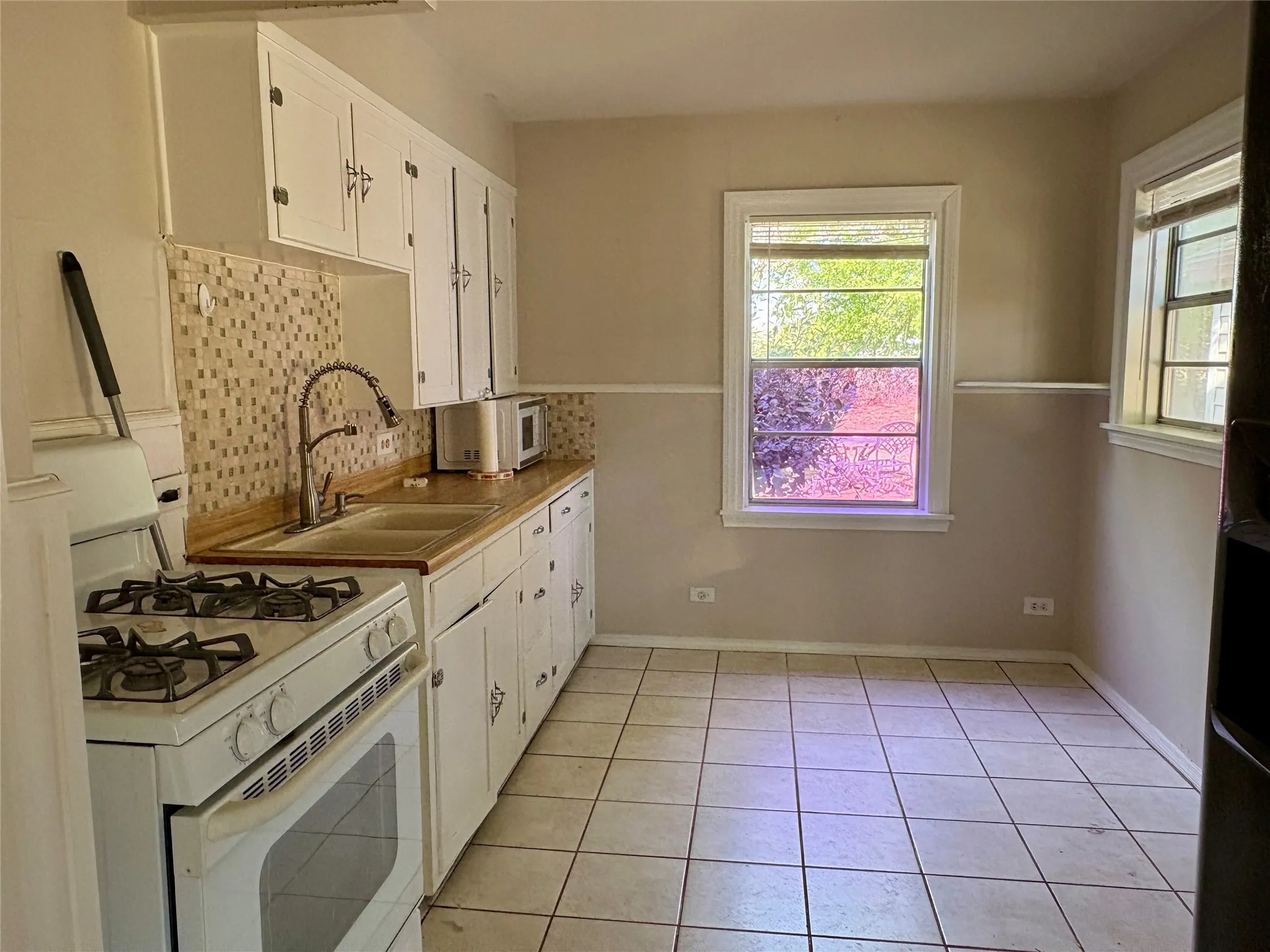 Single Family Residence For Sale in Grayson County , 705 N Derby Street, Denison, Texas 75020, 2 Bedroom, 1 Bathroom, 1 Garage spaces, 1,003 Sqft, built in 1950, mls#21396008, Real Estate Agent in Denison, Homes For Sale in Grayson county, Homes For Sale in Denison, Realtor in Denison Texas, Real Estate Brokerage Independent Realty Texas, Luminita Cordes Realtor