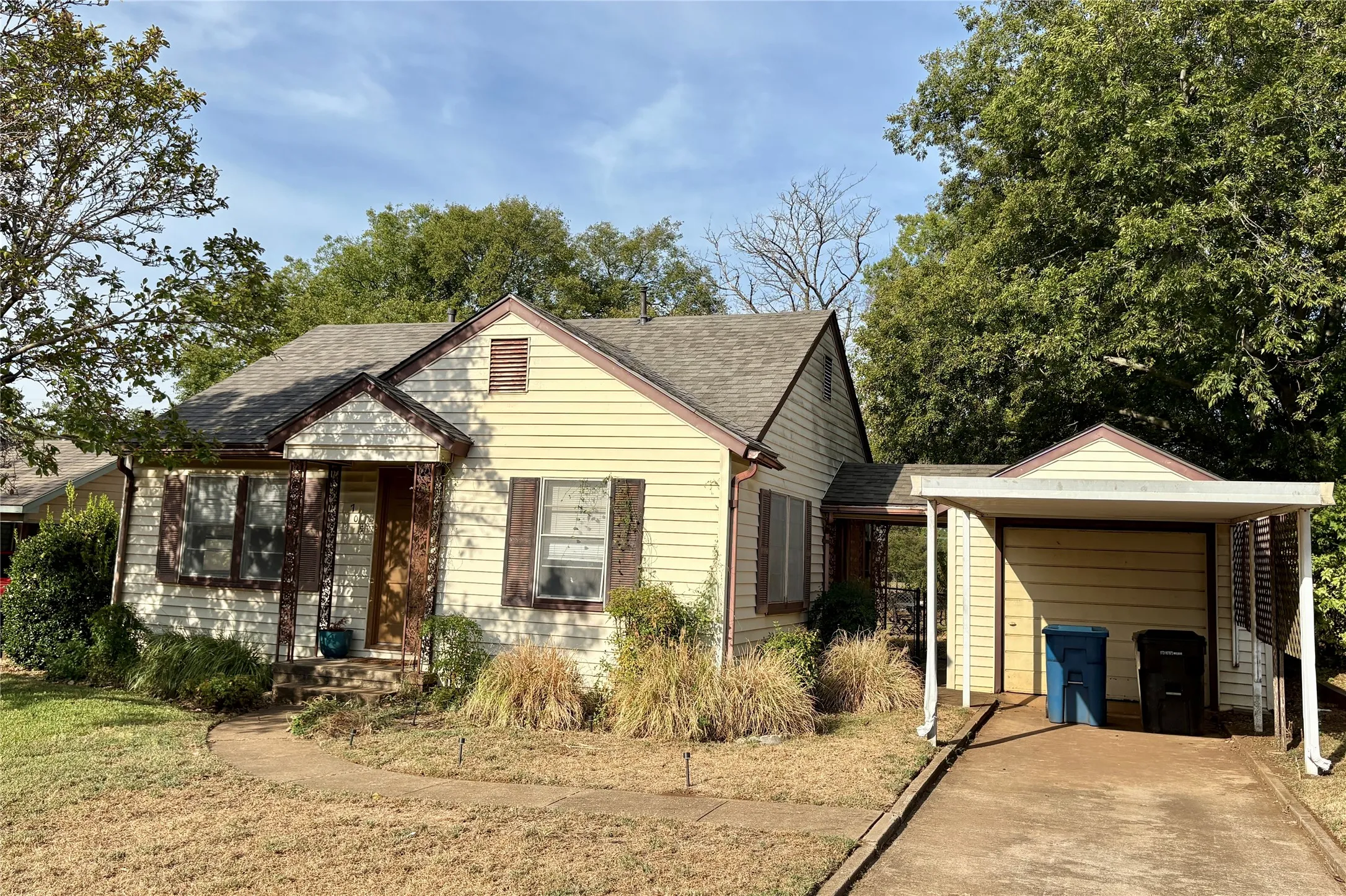 Single Family Residence For Sale in Grayson County , 705 N Derby Street, Denison, Texas 75020, 2 Bedroom, 1 Bathroom, 1 Garage spaces, 1,003 Sqft, built in 1950, mls#21396008, Real Estate Agent in Denison, Homes For Sale in Grayson county, Homes For Sale in Denison, Realtor in Denison Texas, Real Estate Brokerage Independent Realty Texas, Luminita Cordes Realtor