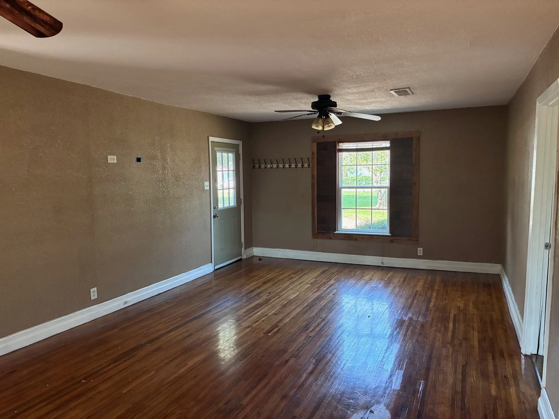 Single Family Residence For Sale in Freestone County , 306 Hubbard, Streetman, Texas 75859, 3 Bedroom, 2 Bathroom, Garage spaces, 1,380 Sqft, built in 1950, mls#21396111, Real Estate Agent in Streetman, Homes For Sale in Freestone county, Homes For Sale in Streetman, Realtor in Streetman Texas, Real Estate Brokerage Independent Realty Texas, Luminita Cordes Realtor