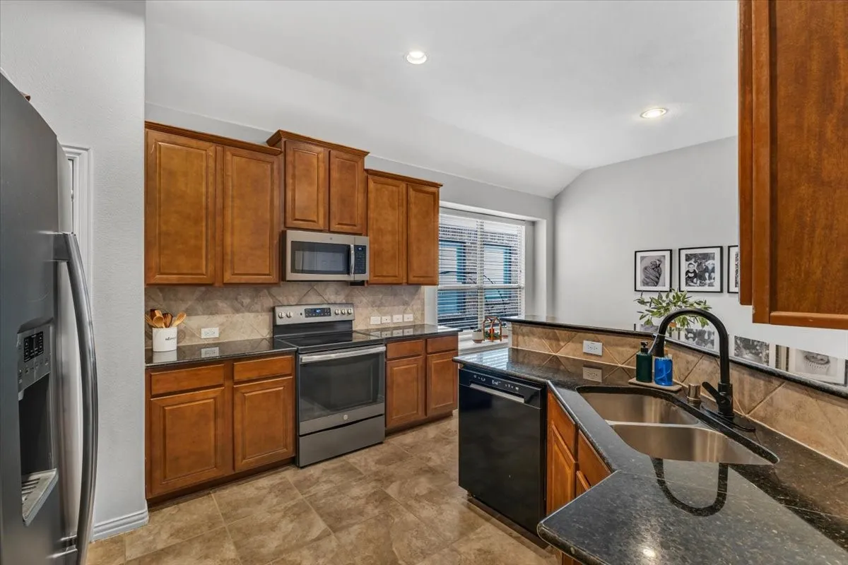 Single Family Residence For Sale in Tarrant County , 5728 Sapphire Pool Trail, Fort Worth, Texas 76244, 3 Bedroom, 2 Bathroom, 2 Garage spaces, 1,832 Sqft, built in 2009, mls#21395937, Real Estate Agent in Fort Worth, Homes For Sale in Tarrant county, Homes For Sale in Fort Worth, Realtor in Fort Worth Texas, Real Estate Brokerage Independent Realty Texas, Luminita Cordes Realtor