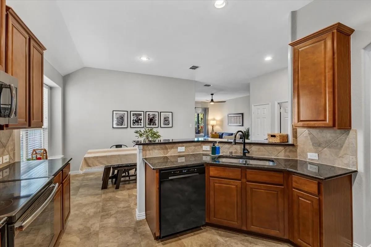 Single Family Residence For Sale in Tarrant County , 5728 Sapphire Pool Trail, Fort Worth, Texas 76244, 3 Bedroom, 2 Bathroom, 2 Garage spaces, 1,832 Sqft, built in 2009, mls#21395937, Real Estate Agent in Fort Worth, Homes For Sale in Tarrant county, Homes For Sale in Fort Worth, Realtor in Fort Worth Texas, Real Estate Brokerage Independent Realty Texas, Luminita Cordes Realtor