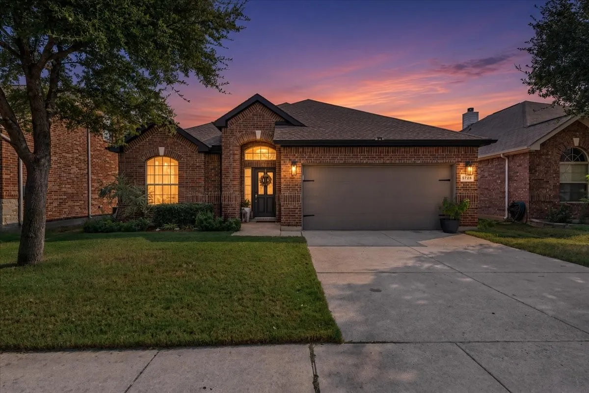 Single Family Residence For Sale in Tarrant County , 5728 Sapphire Pool Trail, Fort Worth, Texas 76244, 3 Bedroom, 2 Bathroom, 2 Garage spaces, 1,832 Sqft, built in 2009, mls#21395937, Real Estate Agent in Fort Worth, Homes For Sale in Tarrant county, Homes For Sale in Fort Worth, Realtor in Fort Worth Texas, Real Estate Brokerage Independent Realty Texas, Luminita Cordes Realtor
