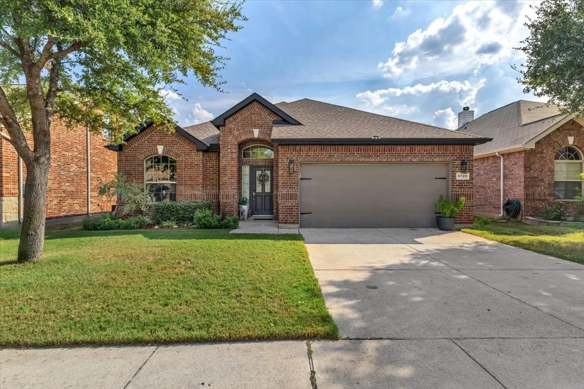 Single Family Residence For Sale in Tarrant County , 5728 Sapphire Pool Trail, Fort Worth, Texas 76244, 3 Bedroom, 2 Bathroom, 2 Garage spaces, 1,832 Sqft, built in 2009, mls#21395937, Real Estate Agent in Fort Worth, Homes For Sale in Tarrant county, Homes For Sale in Fort Worth, Realtor in Fort Worth Texas, Real Estate Brokerage Independent Realty Texas, Luminita Cordes Realtor