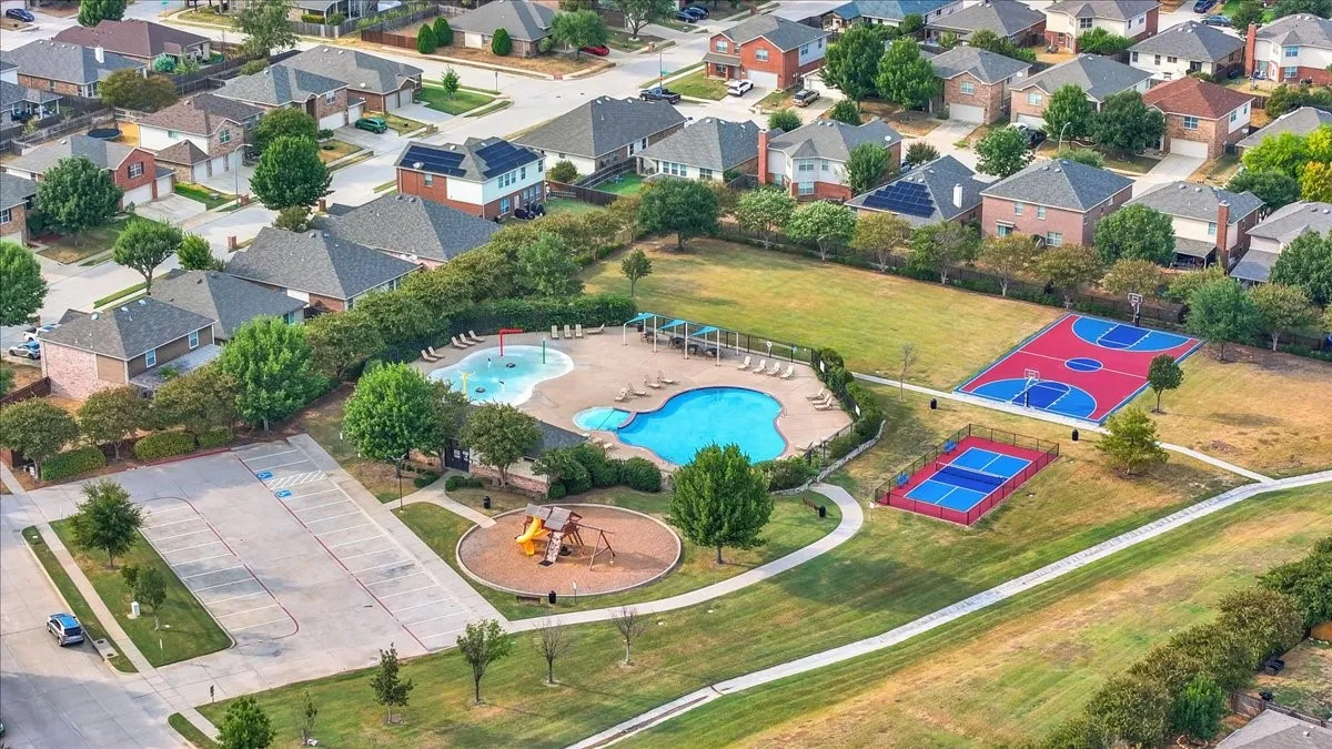Single Family Residence For Sale in Tarrant County , 5728 Sapphire Pool Trail, Fort Worth, Texas 76244, 3 Bedroom, 2 Bathroom, 2 Garage spaces, 1,832 Sqft, built in 2009, mls#21395937, Real Estate Agent in Fort Worth, Homes For Sale in Tarrant county, Homes For Sale in Fort Worth, Realtor in Fort Worth Texas, Real Estate Brokerage Independent Realty Texas, Luminita Cordes Realtor