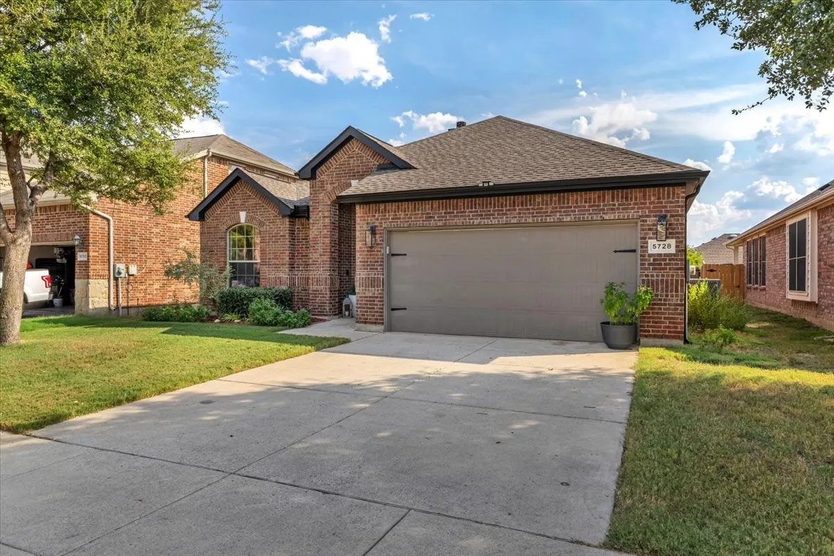 Single Family Residence For Sale in Tarrant County , 5728 Sapphire Pool Trail, Fort Worth, Texas 76244, 3 Bedroom, 2 Bathroom, 2 Garage spaces, 1,832 Sqft, built in 2009, mls#21395937, Real Estate Agent in Fort Worth, Homes For Sale in Tarrant county, Homes For Sale in Fort Worth, Realtor in Fort Worth Texas, Real Estate Brokerage Independent Realty Texas, Luminita Cordes Realtor