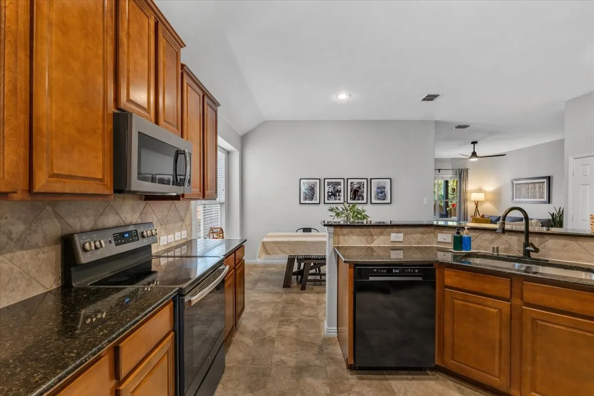 Single Family Residence For Sale in Tarrant County , 5728 Sapphire Pool Trail, Fort Worth, Texas 76244, 3 Bedroom, 2 Bathroom, 2 Garage spaces, 1,832 Sqft, built in 2009, mls#21395937, Real Estate Agent in Fort Worth, Homes For Sale in Tarrant county, Homes For Sale in Fort Worth, Realtor in Fort Worth Texas, Real Estate Brokerage Independent Realty Texas, Luminita Cordes Realtor