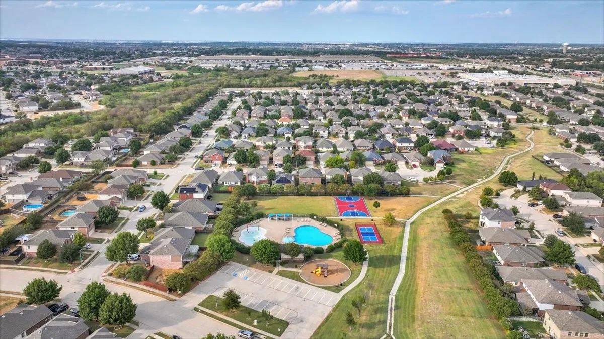 Single Family Residence For Sale in Tarrant County , 5728 Sapphire Pool Trail, Fort Worth, Texas 76244, 3 Bedroom, 2 Bathroom, 2 Garage spaces, 1,832 Sqft, built in 2009, mls#21395937, Real Estate Agent in Fort Worth, Homes For Sale in Tarrant county, Homes For Sale in Fort Worth, Realtor in Fort Worth Texas, Real Estate Brokerage Independent Realty Texas, Luminita Cordes Realtor