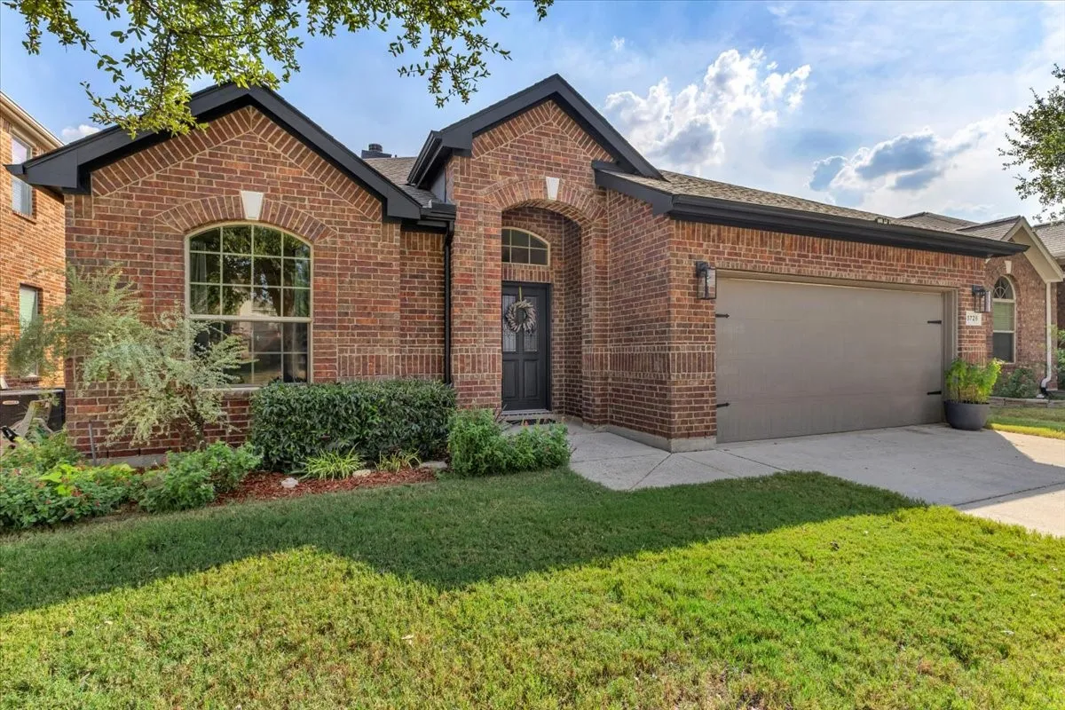 Single Family Residence For Sale in Tarrant County , 5728 Sapphire Pool Trail, Fort Worth, Texas 76244, 3 Bedroom, 2 Bathroom, 2 Garage spaces, 1,832 Sqft, built in 2009, mls#21395937, Real Estate Agent in Fort Worth, Homes For Sale in Tarrant county, Homes For Sale in Fort Worth, Realtor in Fort Worth Texas, Real Estate Brokerage Independent Realty Texas, Luminita Cordes Realtor