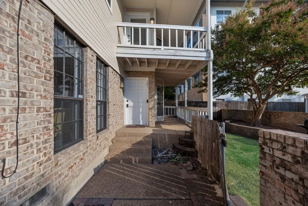Condominium For Rent in Dallas County , 817 Pavillion Street 101, Dallas, Texas 75204, 1 Bedroom, 2 Bathroom, 1 Garage spaces, 839 Sqft, built in 1959, mls#21396118, Real Estate Agent in Dallas, Homes For Rent in Dallas county, Homes For Rent in Dallas, Realtor in Dallas Texas, Real Estate Brokerage Independent Realty Texas, Luminita Cordes Realtor