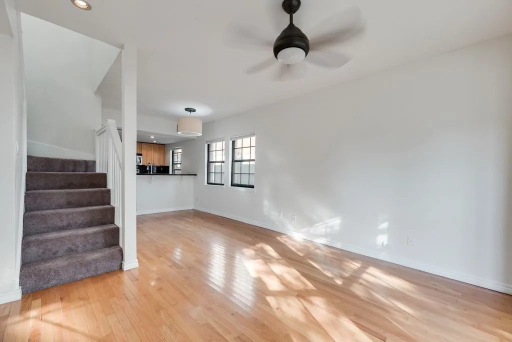 Condominium For Rent in Dallas County , 817 Pavillion Street 101, Dallas, Texas 75204, 1 Bedroom, 2 Bathroom, 1 Garage spaces, 839 Sqft, built in 1959, mls#21396118, Real Estate Agent in Dallas, Homes For Rent in Dallas county, Homes For Rent in Dallas, Realtor in Dallas Texas, Real Estate Brokerage Independent Realty Texas, Luminita Cordes Realtor
