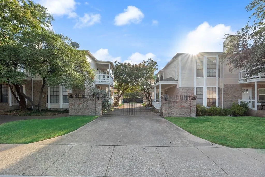 Condominium For Rent in Dallas County , 817 Pavillion Street 101, Dallas, Texas 75204, 1 Bedroom, 2 Bathroom, 1 Garage spaces, 839 Sqft, built in 1959, mls#21396118, Real Estate Agent in Dallas, Homes For Rent in Dallas county, Homes For Rent in Dallas, Realtor in Dallas Texas, Real Estate Brokerage Independent Realty Texas, Luminita Cordes Realtor