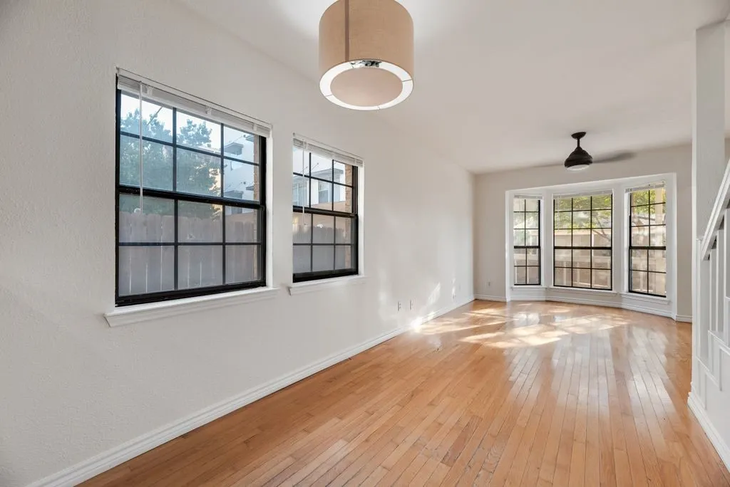 Condominium For Rent in Dallas County , 817 Pavillion Street 101, Dallas, Texas 75204, 1 Bedroom, 2 Bathroom, 1 Garage spaces, 839 Sqft, built in 1959, mls#21396118, Real Estate Agent in Dallas, Homes For Rent in Dallas county, Homes For Rent in Dallas, Realtor in Dallas Texas, Real Estate Brokerage Independent Realty Texas, Luminita Cordes Realtor