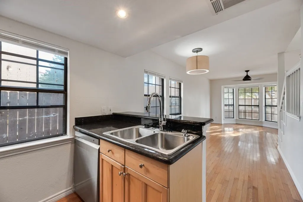 Condominium For Rent in Dallas County , 817 Pavillion Street 101, Dallas, Texas 75204, 1 Bedroom, 2 Bathroom, 1 Garage spaces, 839 Sqft, built in 1959, mls#21396118, Real Estate Agent in Dallas, Homes For Rent in Dallas county, Homes For Rent in Dallas, Realtor in Dallas Texas, Real Estate Brokerage Independent Realty Texas, Luminita Cordes Realtor