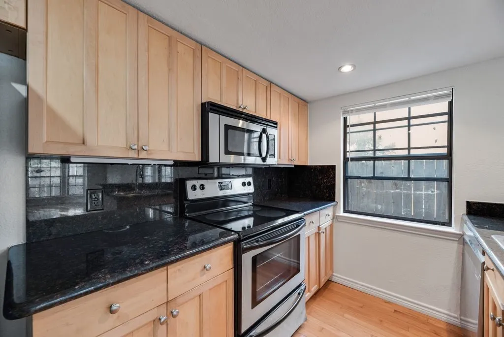 Condominium For Rent in Dallas County , 817 Pavillion Street 101, Dallas, Texas 75204, 1 Bedroom, 2 Bathroom, 1 Garage spaces, 839 Sqft, built in 1959, mls#21396118, Real Estate Agent in Dallas, Homes For Rent in Dallas county, Homes For Rent in Dallas, Realtor in Dallas Texas, Real Estate Brokerage Independent Realty Texas, Luminita Cordes Realtor