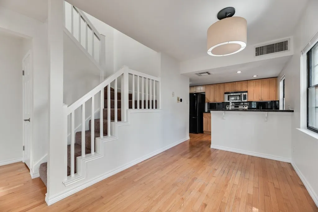 Condominium For Rent in Dallas County , 817 Pavillion Street 101, Dallas, Texas 75204, 1 Bedroom, 2 Bathroom, 1 Garage spaces, 839 Sqft, built in 1959, mls#21396118, Real Estate Agent in Dallas, Homes For Rent in Dallas county, Homes For Rent in Dallas, Realtor in Dallas Texas, Real Estate Brokerage Independent Realty Texas, Luminita Cordes Realtor