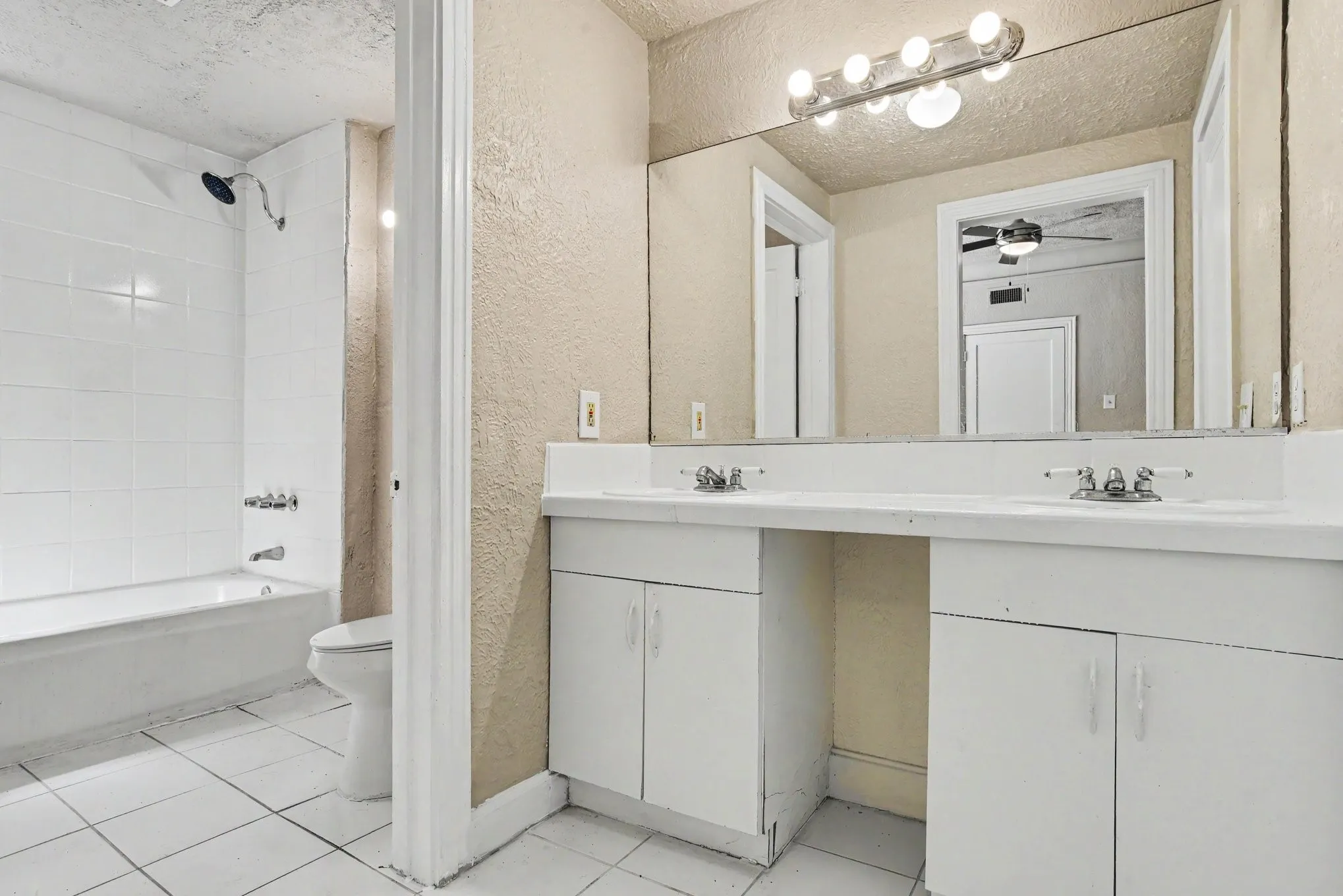 Apartment For Rent in Dallas County , 4515 Swiss Avenue 5, Dallas, Texas 75204, 2 Bedroom, 2 Bathroom, Garage spaces, 1,250 Sqft, built in 1926, mls#21396125, Real Estate Agent in Dallas, Homes For Rent in Dallas county, Homes For Rent in Dallas, Realtor in Dallas Texas, Real Estate Brokerage Independent Realty Texas, Luminita Cordes Realtor