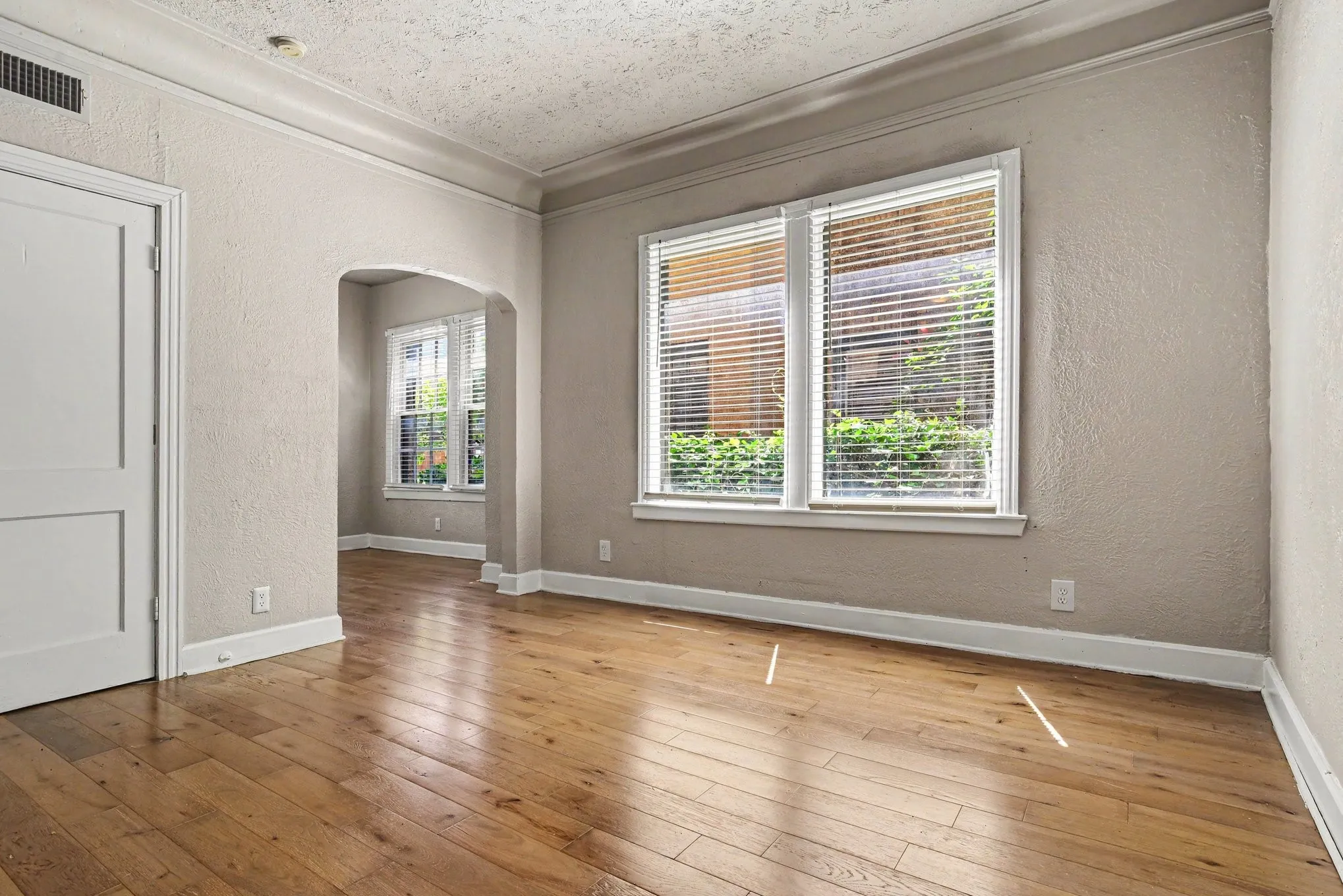 Apartment For Rent in Dallas County , 4515 Swiss Avenue 5, Dallas, Texas 75204, 2 Bedroom, 2 Bathroom, Garage spaces, 1,250 Sqft, built in 1926, mls#21396125, Real Estate Agent in Dallas, Homes For Rent in Dallas county, Homes For Rent in Dallas, Realtor in Dallas Texas, Real Estate Brokerage Independent Realty Texas, Luminita Cordes Realtor