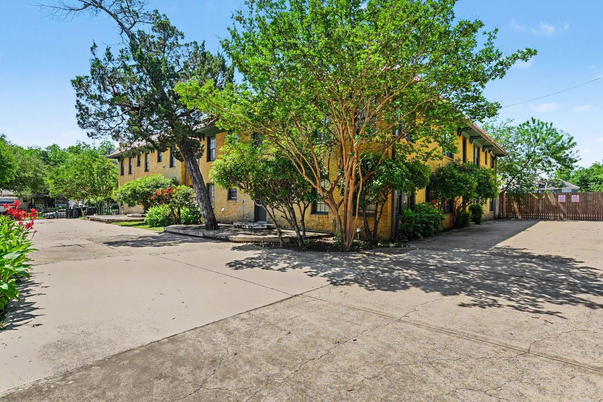 Apartment For Rent in Dallas County , 4515 Swiss Avenue 5, Dallas, Texas 75204, 2 Bedroom, 2 Bathroom, Garage spaces, 1,250 Sqft, built in 1926, mls#21396125, Real Estate Agent in Dallas, Homes For Rent in Dallas county, Homes For Rent in Dallas, Realtor in Dallas Texas, Real Estate Brokerage Independent Realty Texas, Luminita Cordes Realtor