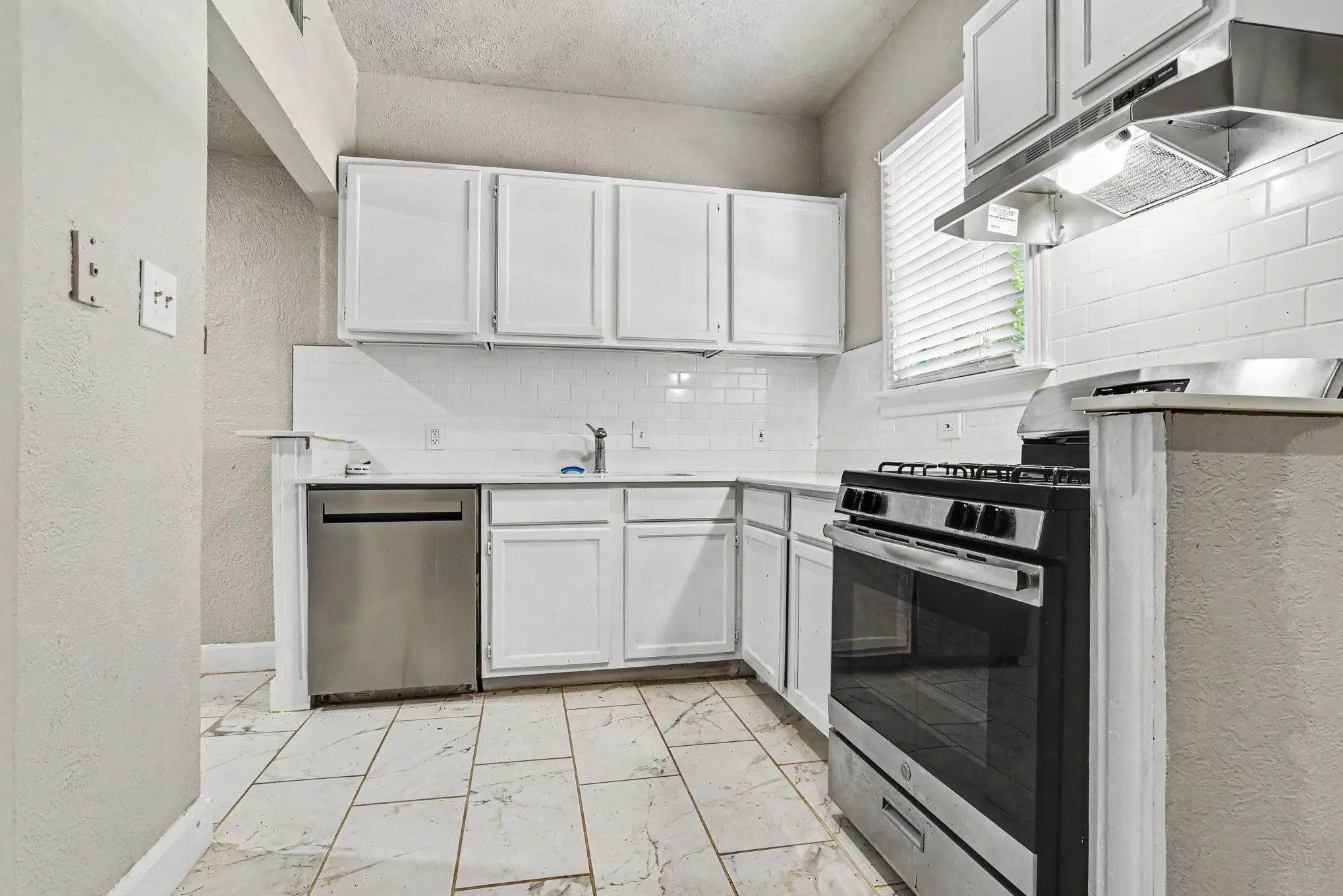 Apartment For Rent in Dallas County , 4515 Swiss Avenue 5, Dallas, Texas 75204, 2 Bedroom, 2 Bathroom, Garage spaces, 1,250 Sqft, built in 1926, mls#21396125, Real Estate Agent in Dallas, Homes For Rent in Dallas county, Homes For Rent in Dallas, Realtor in Dallas Texas, Real Estate Brokerage Independent Realty Texas, Luminita Cordes Realtor