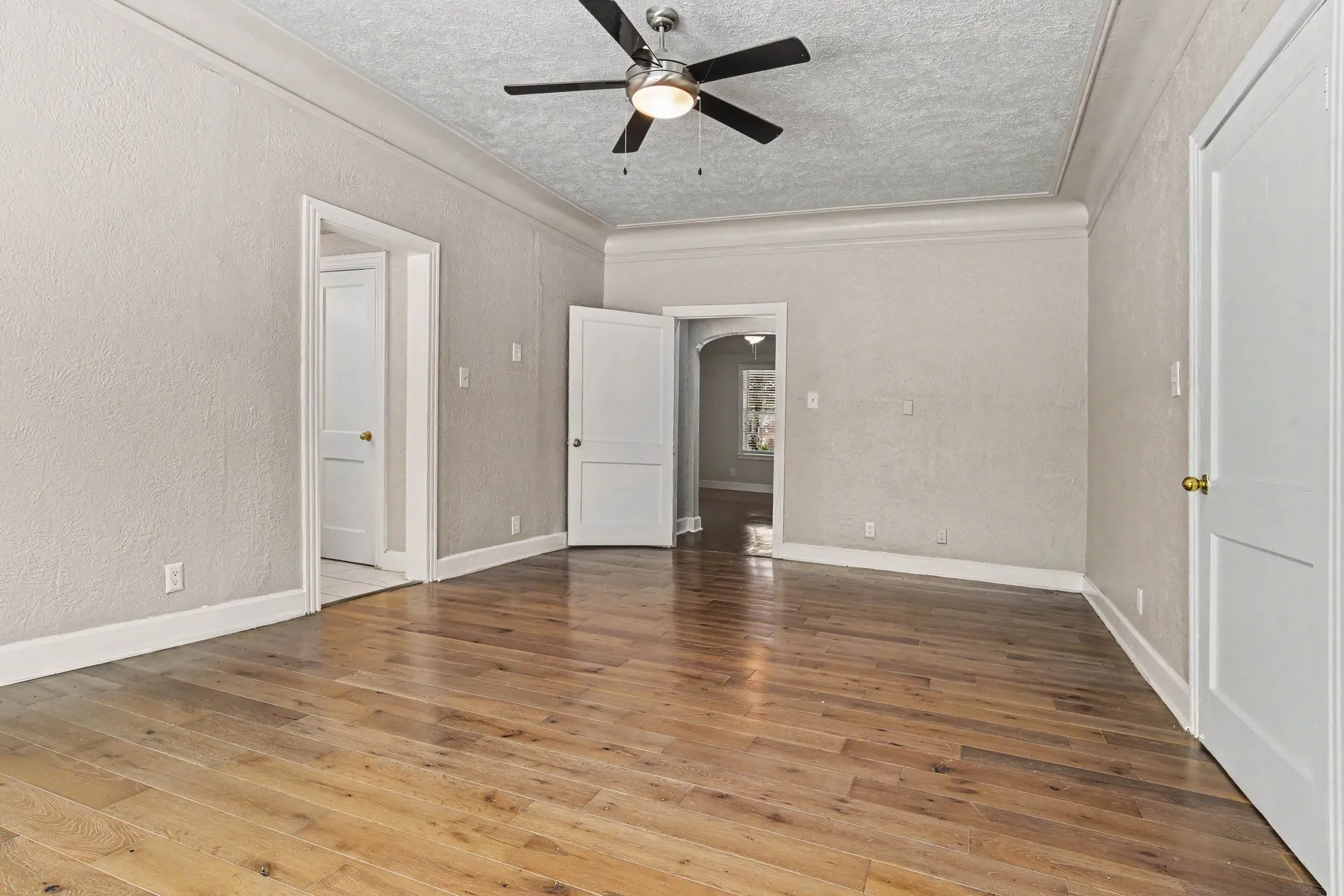 Apartment For Rent in Dallas County , 4515 Swiss Avenue 5, Dallas, Texas 75204, 2 Bedroom, 2 Bathroom, Garage spaces, 1,250 Sqft, built in 1926, mls#21396125, Real Estate Agent in Dallas, Homes For Rent in Dallas county, Homes For Rent in Dallas, Realtor in Dallas Texas, Real Estate Brokerage Independent Realty Texas, Luminita Cordes Realtor