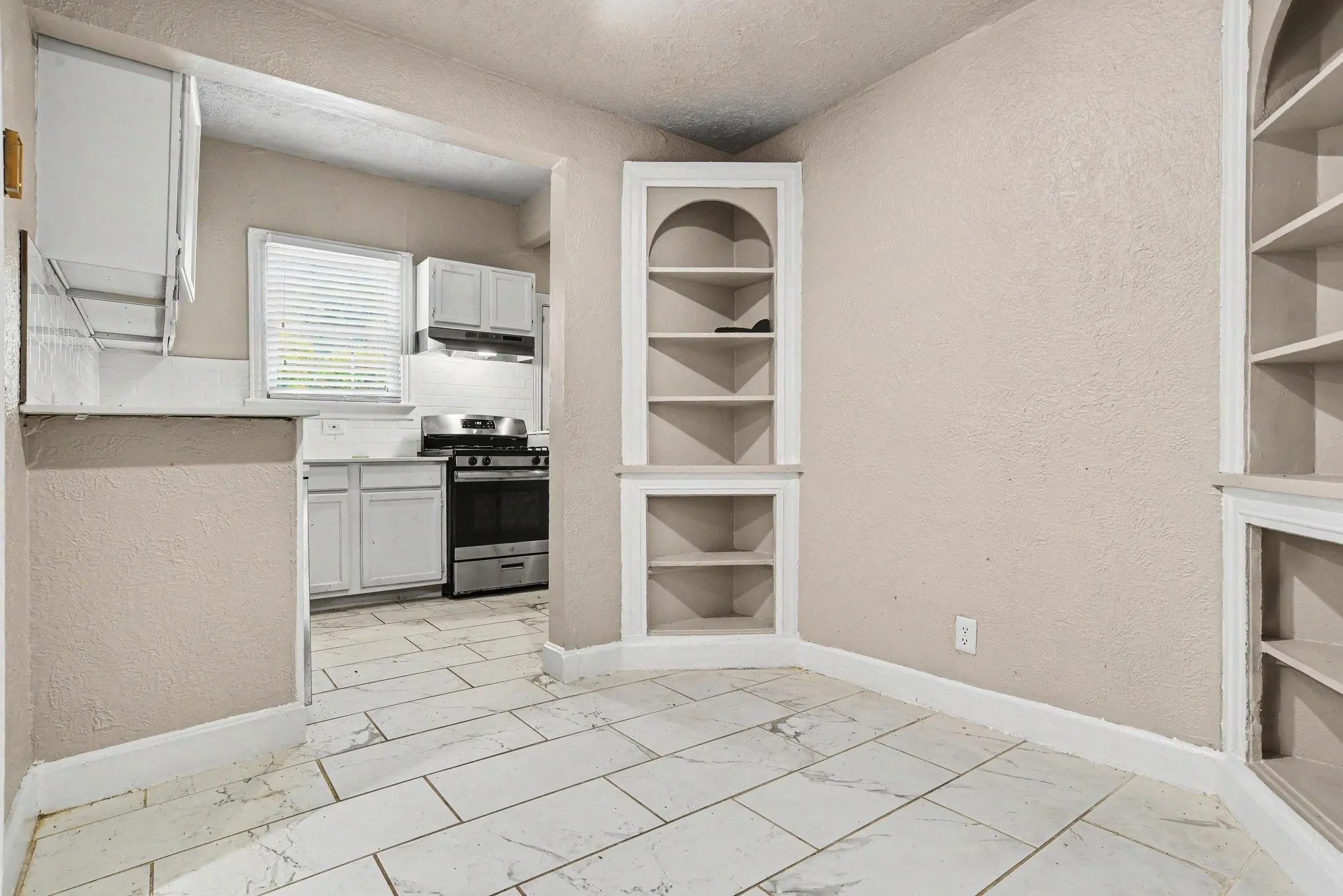 Apartment For Rent in Dallas County , 4515 Swiss Avenue 5, Dallas, Texas 75204, 2 Bedroom, 2 Bathroom, Garage spaces, 1,250 Sqft, built in 1926, mls#21396125, Real Estate Agent in Dallas, Homes For Rent in Dallas county, Homes For Rent in Dallas, Realtor in Dallas Texas, Real Estate Brokerage Independent Realty Texas, Luminita Cordes Realtor