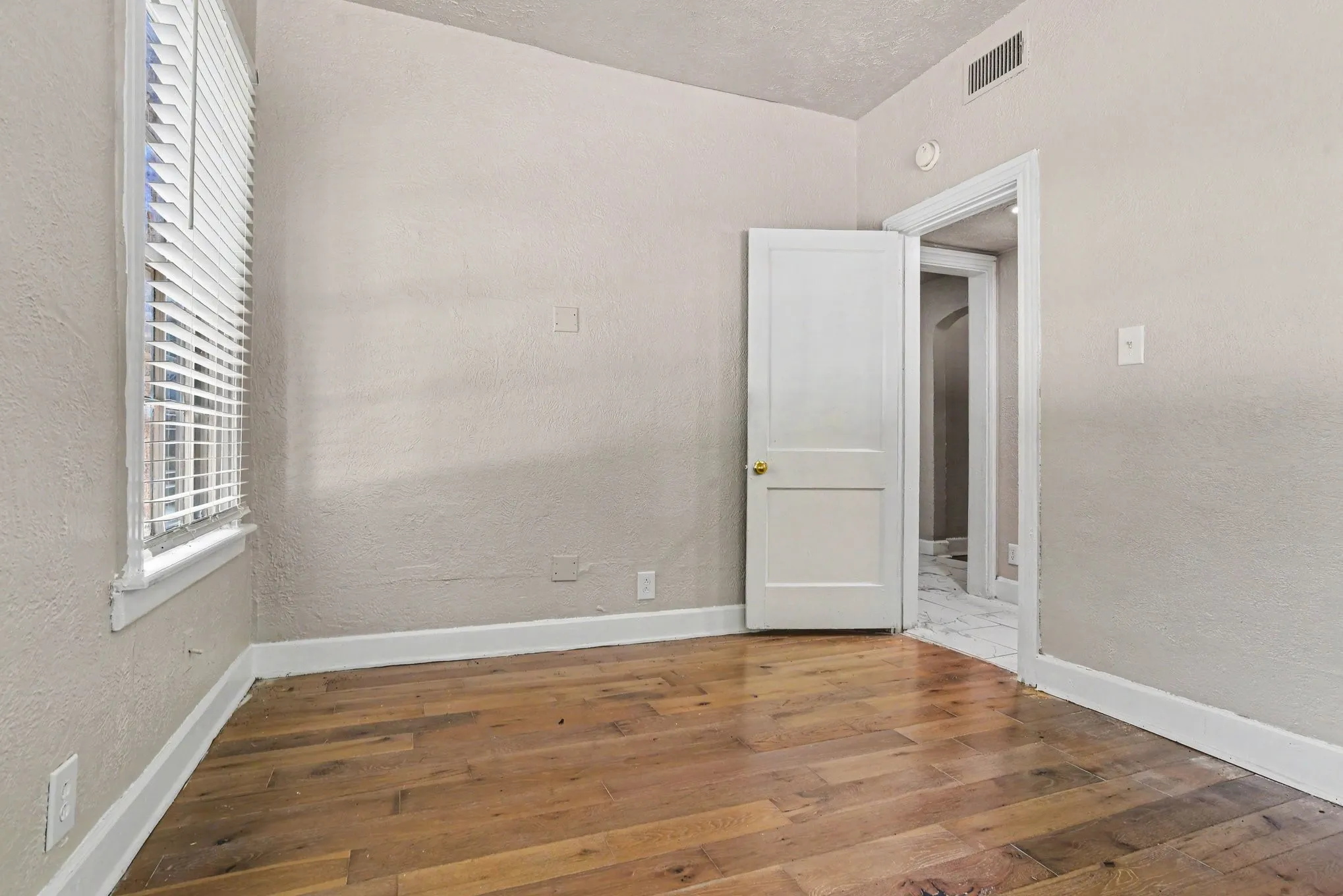 Apartment For Rent in Dallas County , 4515 Swiss Avenue 5, Dallas, Texas 75204, 2 Bedroom, 2 Bathroom, Garage spaces, 1,250 Sqft, built in 1926, mls#21396125, Real Estate Agent in Dallas, Homes For Rent in Dallas county, Homes For Rent in Dallas, Realtor in Dallas Texas, Real Estate Brokerage Independent Realty Texas, Luminita Cordes Realtor
