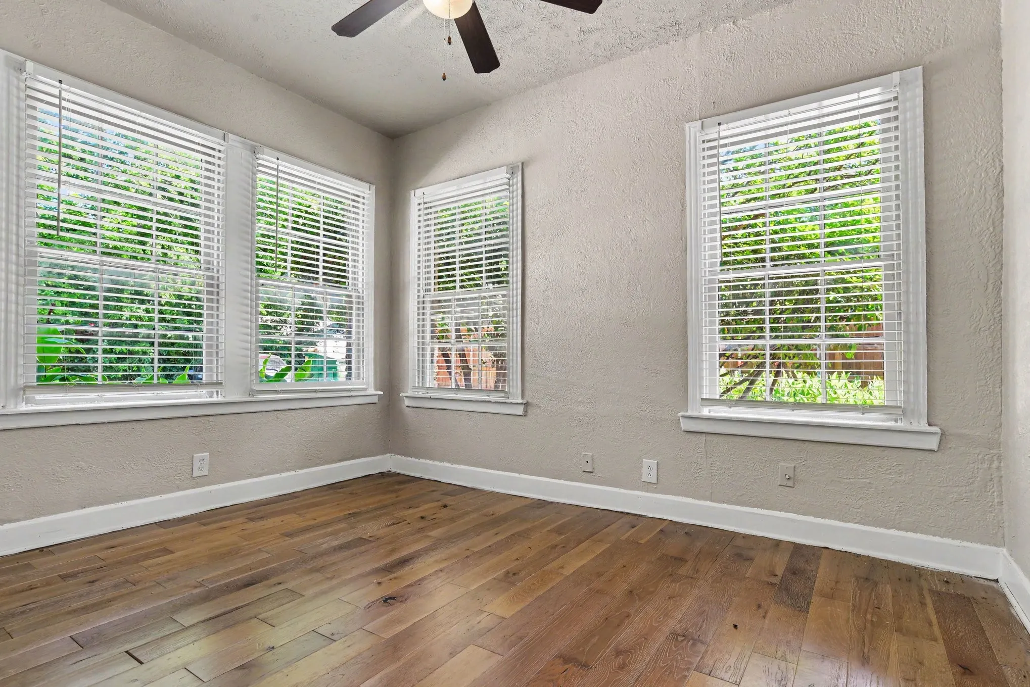 Apartment For Rent in Dallas County , 4515 Swiss Avenue 5, Dallas, Texas 75204, 2 Bedroom, 2 Bathroom, Garage spaces, 1,250 Sqft, built in 1926, mls#21396125, Real Estate Agent in Dallas, Homes For Rent in Dallas county, Homes For Rent in Dallas, Realtor in Dallas Texas, Real Estate Brokerage Independent Realty Texas, Luminita Cordes Realtor
