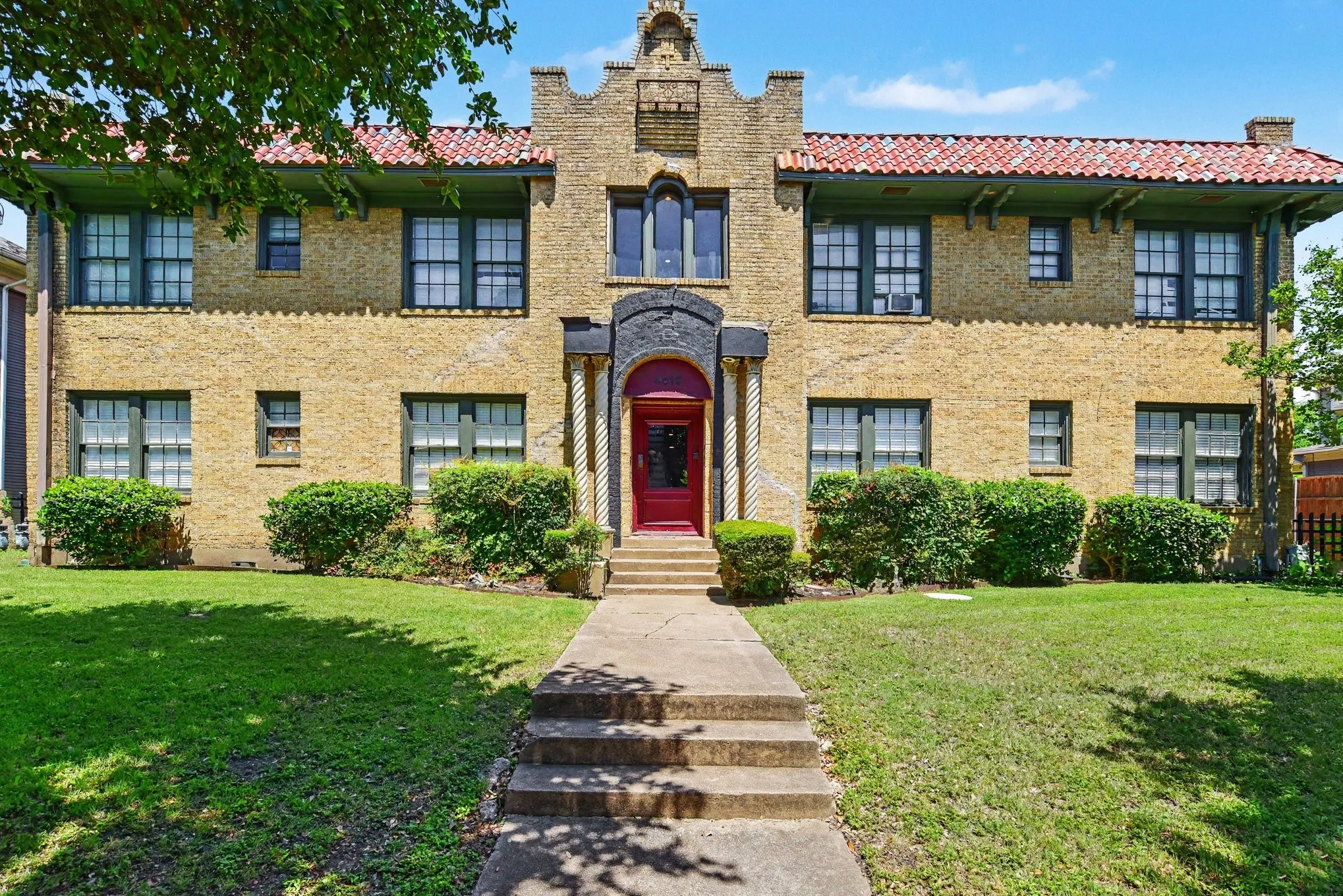 Apartment For Rent in Dallas County , 4515 Swiss Avenue 5, Dallas, Texas 75204, 2 Bedroom, 2 Bathroom, Garage spaces, 1,250 Sqft, built in 1926, mls#21396125, Real Estate Agent in Dallas, Homes For Rent in Dallas county, Homes For Rent in Dallas, Realtor in Dallas Texas, Real Estate Brokerage Independent Realty Texas, Luminita Cordes Realtor