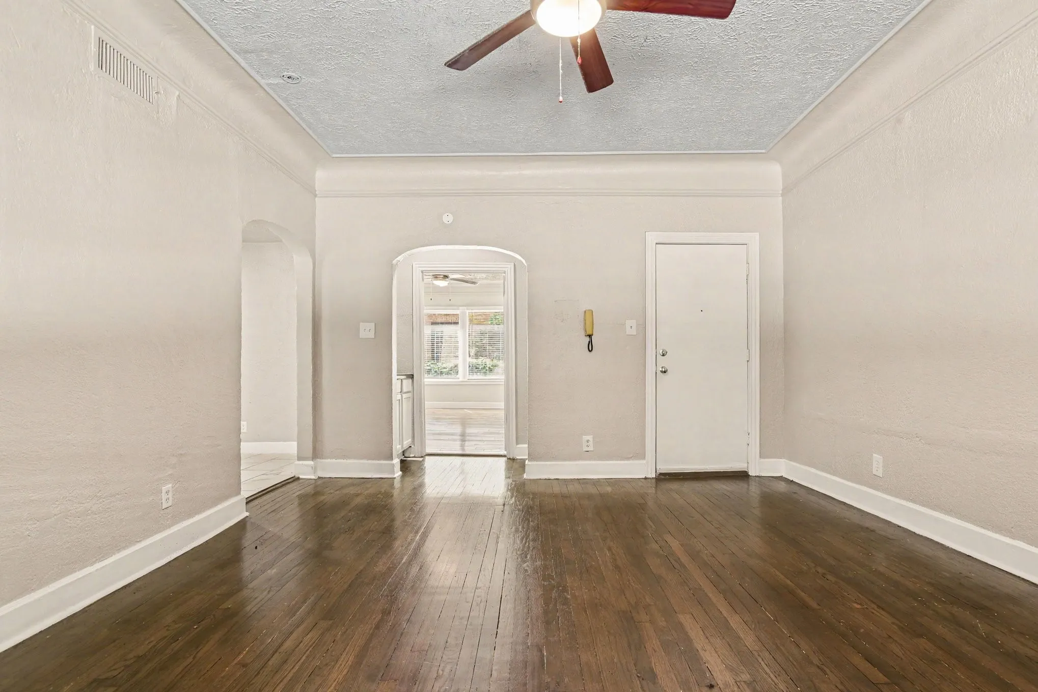 Apartment For Rent in Dallas County , 4515 Swiss Avenue 5, Dallas, Texas 75204, 2 Bedroom, 2 Bathroom, Garage spaces, 1,250 Sqft, built in 1926, mls#21396125, Real Estate Agent in Dallas, Homes For Rent in Dallas county, Homes For Rent in Dallas, Realtor in Dallas Texas, Real Estate Brokerage Independent Realty Texas, Luminita Cordes Realtor