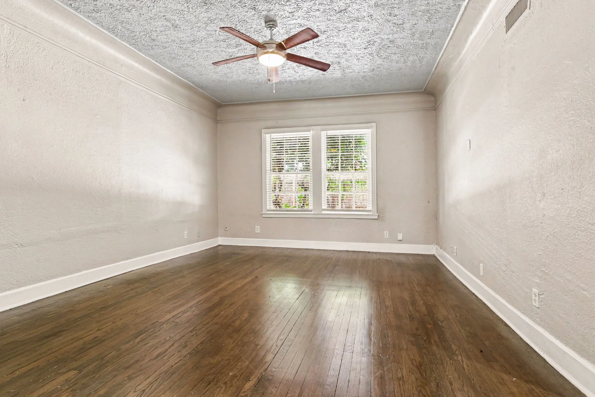 Apartment For Rent in Dallas County , 4515 Swiss Avenue 5, Dallas, Texas 75204, 2 Bedroom, 2 Bathroom, Garage spaces, 1,250 Sqft, built in 1926, mls#21396125, Real Estate Agent in Dallas, Homes For Rent in Dallas county, Homes For Rent in Dallas, Realtor in Dallas Texas, Real Estate Brokerage Independent Realty Texas, Luminita Cordes Realtor