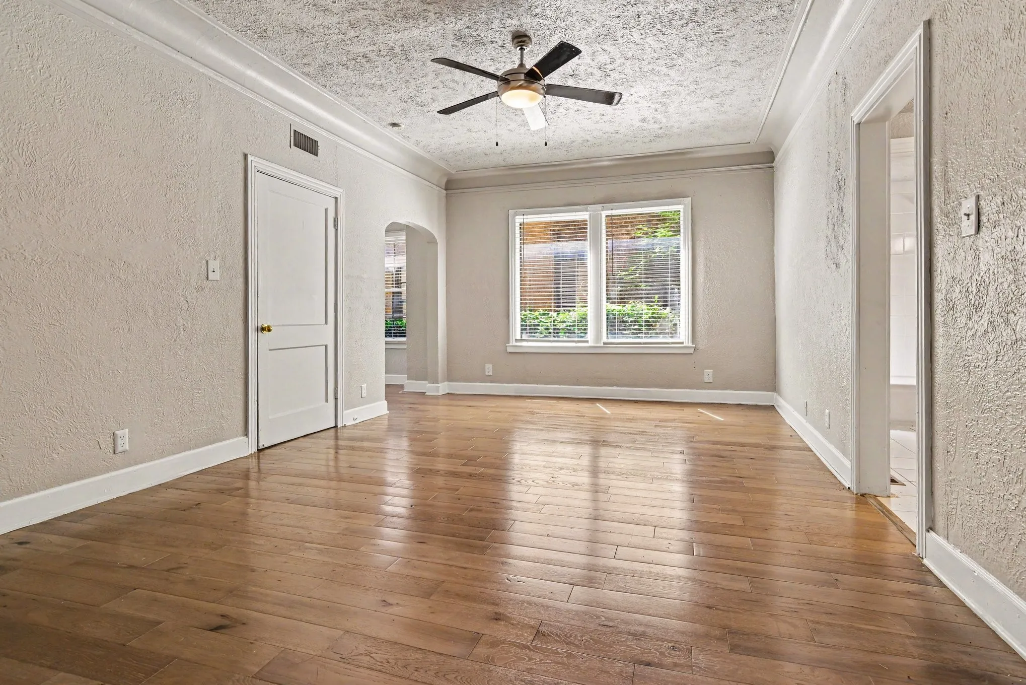 Apartment For Rent in Dallas County , 4515 Swiss Avenue 5, Dallas, Texas 75204, 2 Bedroom, 2 Bathroom, Garage spaces, 1,250 Sqft, built in 1926, mls#21396125, Real Estate Agent in Dallas, Homes For Rent in Dallas county, Homes For Rent in Dallas, Realtor in Dallas Texas, Real Estate Brokerage Independent Realty Texas, Luminita Cordes Realtor
