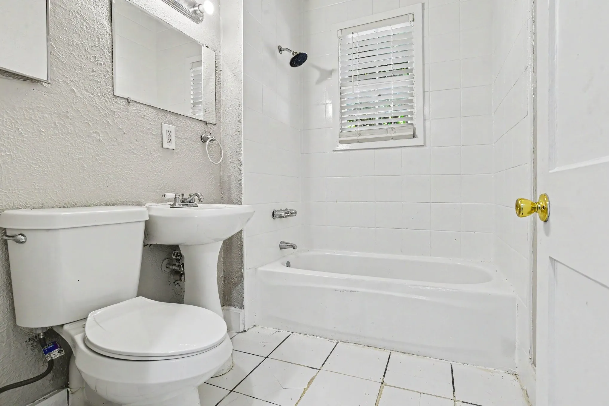 Apartment For Rent in Dallas County , 4515 Swiss Avenue 5, Dallas, Texas 75204, 2 Bedroom, 2 Bathroom, Garage spaces, 1,250 Sqft, built in 1926, mls#21396125, Real Estate Agent in Dallas, Homes For Rent in Dallas county, Homes For Rent in Dallas, Realtor in Dallas Texas, Real Estate Brokerage Independent Realty Texas, Luminita Cordes Realtor