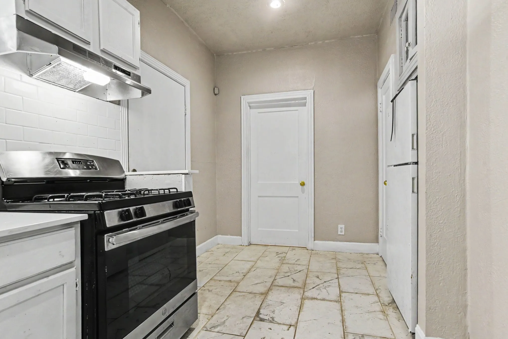 Apartment For Rent in Dallas County , 4515 Swiss Avenue 5, Dallas, Texas 75204, 2 Bedroom, 2 Bathroom, Garage spaces, 1,250 Sqft, built in 1926, mls#21396125, Real Estate Agent in Dallas, Homes For Rent in Dallas county, Homes For Rent in Dallas, Realtor in Dallas Texas, Real Estate Brokerage Independent Realty Texas, Luminita Cordes Realtor