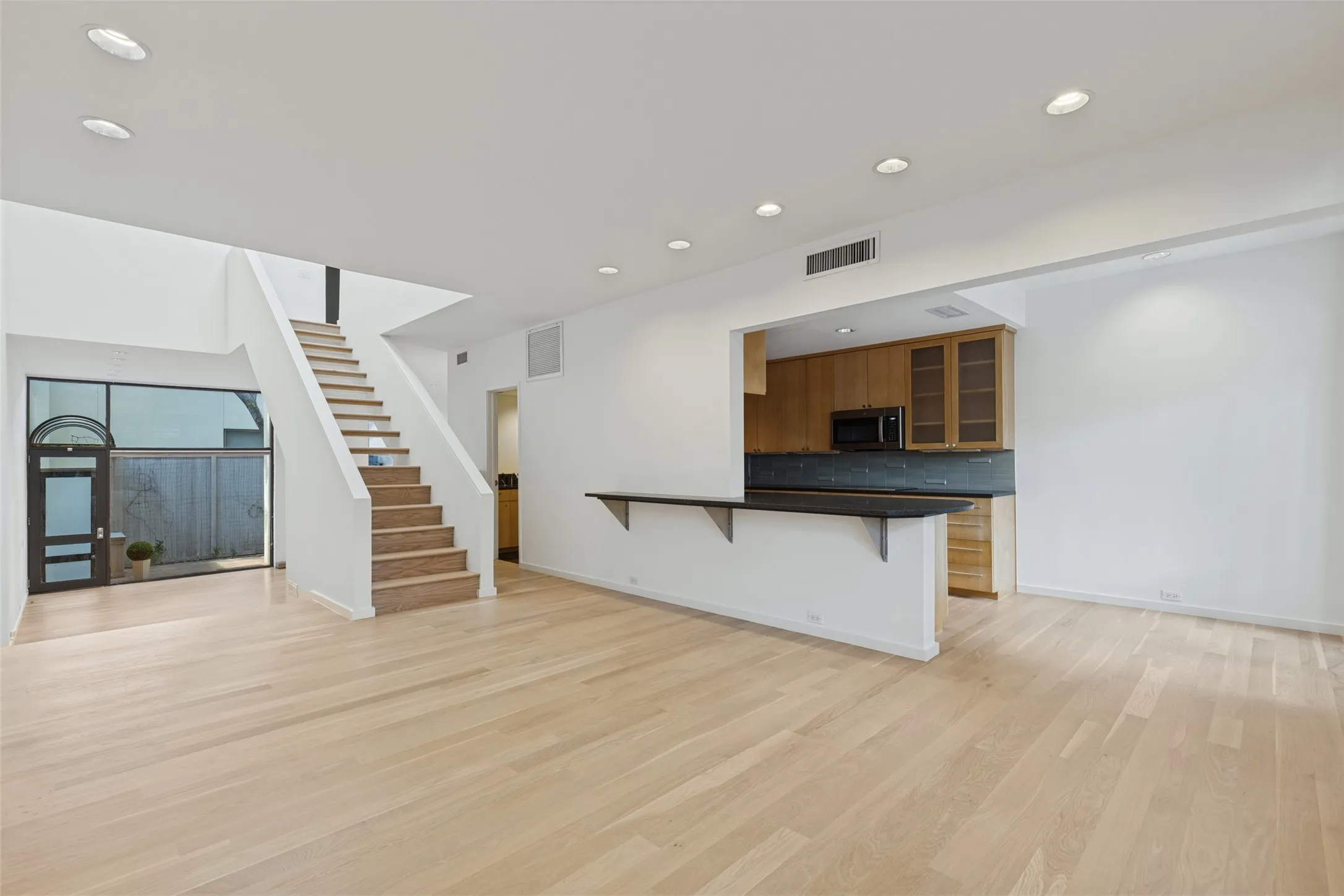 Condominium For Rent in Dallas County , 3207 Armstrong Avenue 12, Dallas, Texas 75205, 2 Bedroom, 3 Bathroom, 2 Garage spaces, 2,691 Sqft, built in 1981, mls#21396003, Real Estate Agent in Dallas, Homes For Rent in Dallas county, Homes For Rent in Dallas, Realtor in Dallas Texas, Real Estate Brokerage Independent Realty Texas, Luminita Cordes Realtor