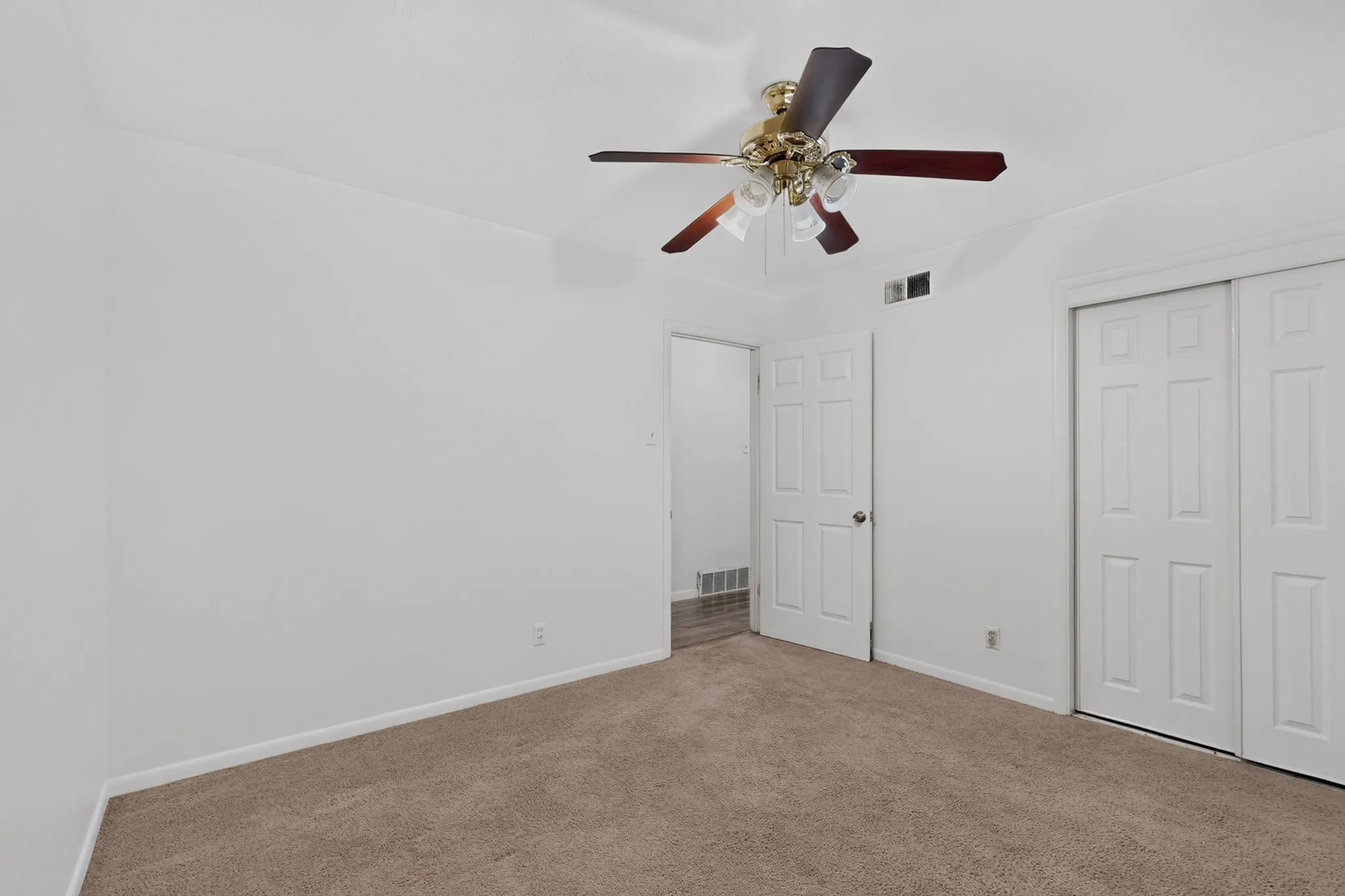 Single Family Residence For Sale in Dallas County , 1129 Oak Meadows Drive, Dallas, Texas 75232, 3 Bedroom, 2 Bathroom, 2 Garage spaces, 1,826 Sqft, built in 1960, mls#21396148, Real Estate Agent in Dallas, Homes For Sale in Dallas county, Homes For Sale in Dallas, Realtor in Dallas Texas, Real Estate Brokerage Independent Realty Texas, Luminita Cordes Realtor