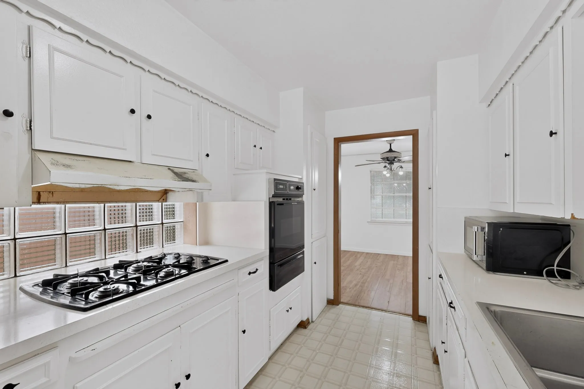 Single Family Residence For Sale in Dallas County , 1129 Oak Meadows Drive, Dallas, Texas 75232, 3 Bedroom, 2 Bathroom, 2 Garage spaces, 1,826 Sqft, built in 1960, mls#21396148, Real Estate Agent in Dallas, Homes For Sale in Dallas county, Homes For Sale in Dallas, Realtor in Dallas Texas, Real Estate Brokerage Independent Realty Texas, Luminita Cordes Realtor