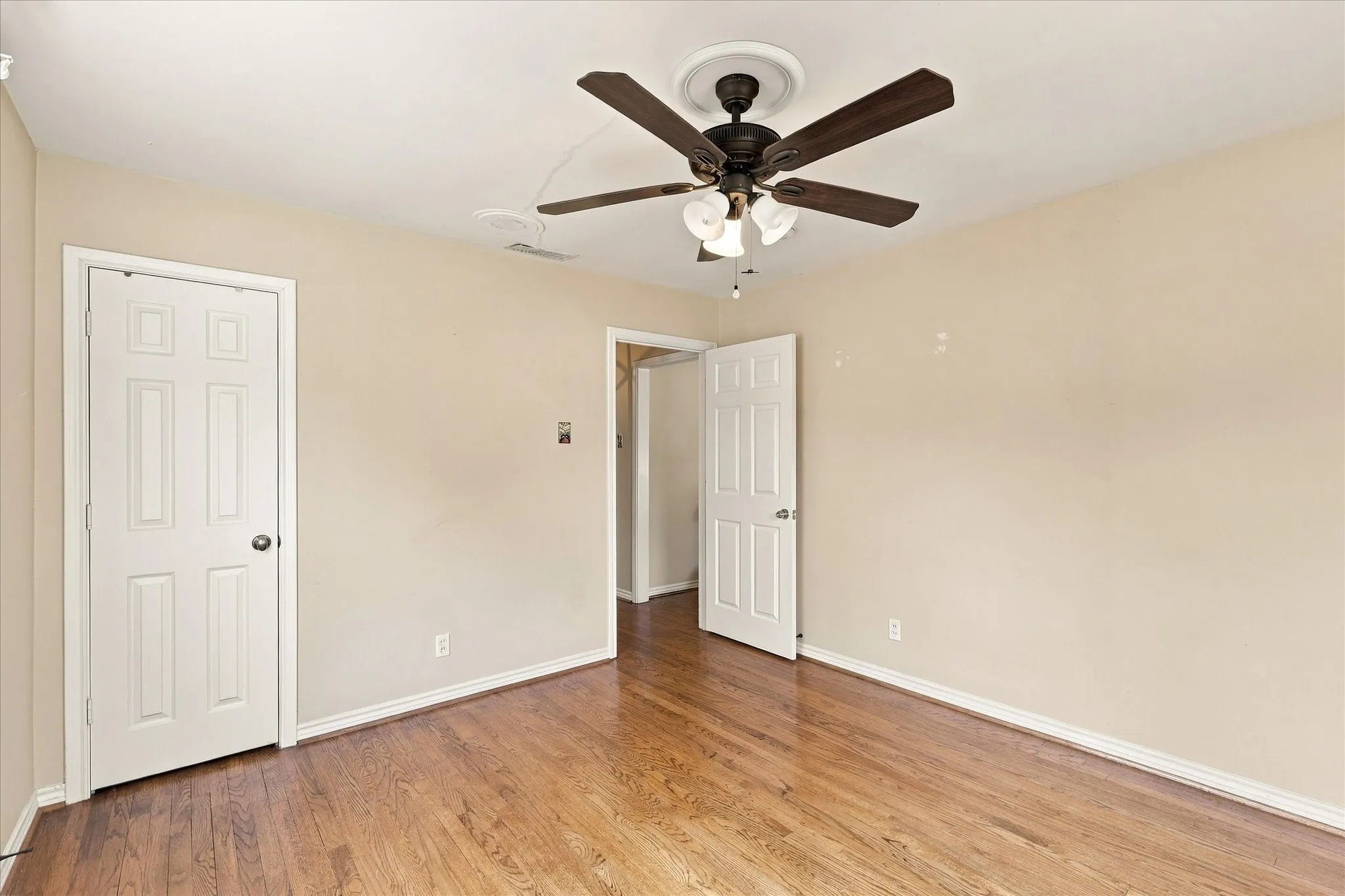 Single Family Residence For Sale in Dallas County , 3202 Casino Drive, Dallas, Texas 75224, 2 Bedroom, 1 Bathroom, 1 Garage spaces, 1,092 Sqft, built in 1950, mls#21395398, Real Estate Agent in Dallas, Homes For Sale in Dallas county, Homes For Sale in Dallas, Realtor in Dallas Texas, Real Estate Brokerage Independent Realty Texas, Luminita Cordes Realtor